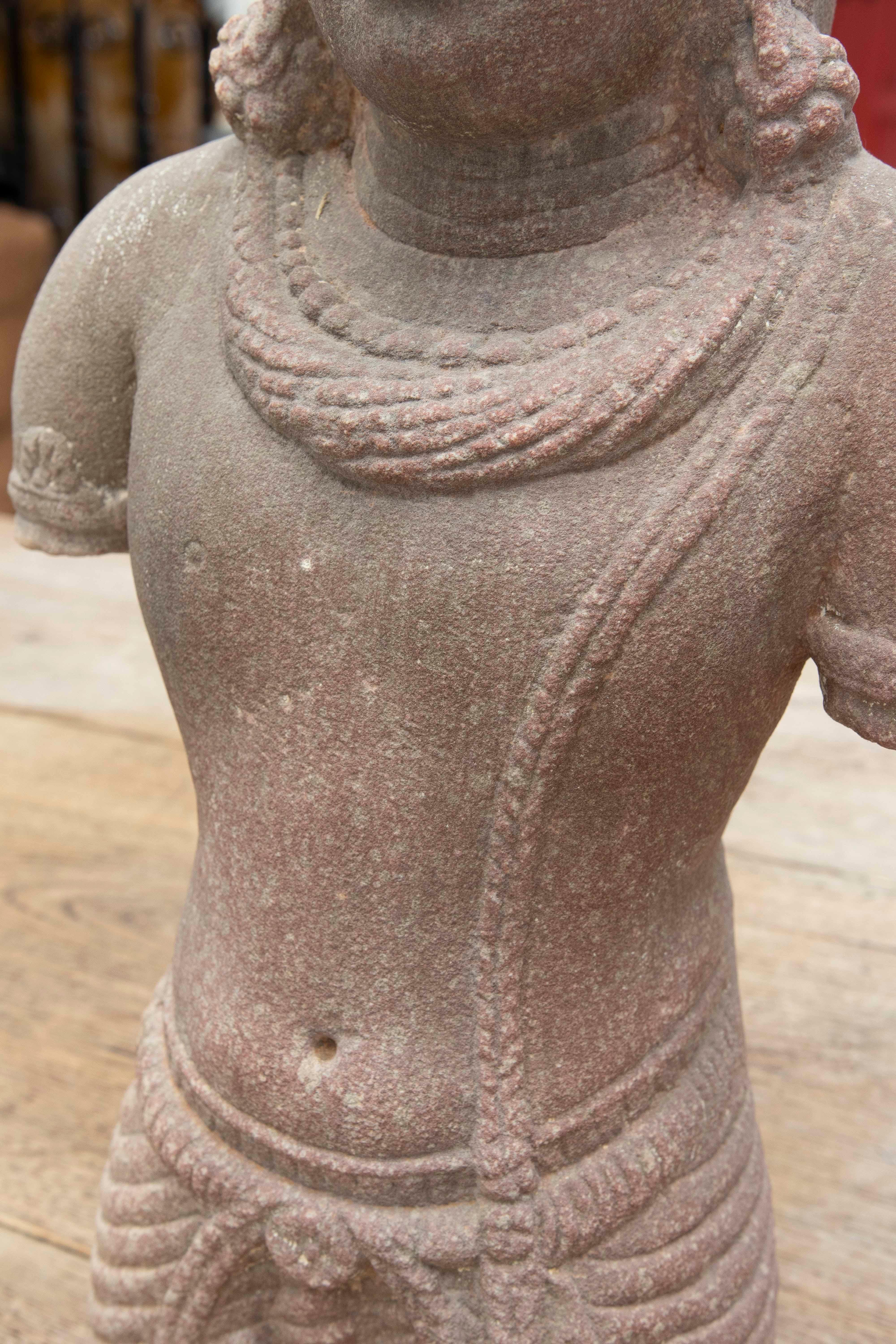 1980er Jahre Handgeschnitzter Torso einer orientalischen Gottheit mit Kopfschmuck, Juwelen und Gewändern im Angebot 7