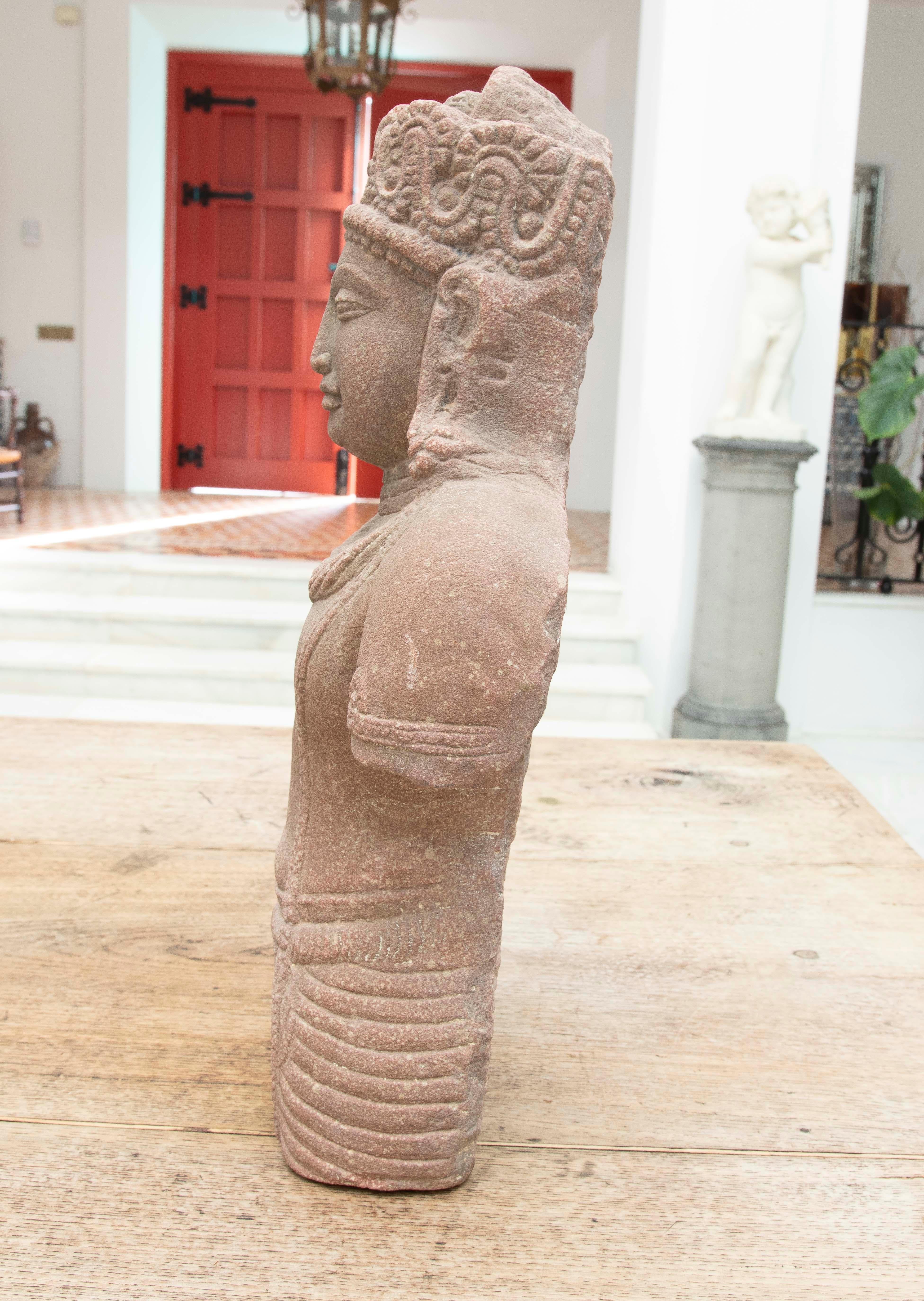 1980er Jahre Handgeschnitzter Torso einer orientalischen Gottheit mit Kopfschmuck, Juwelen und Gewändern im Zustand „Gut“ im Angebot in Marbella, ES
