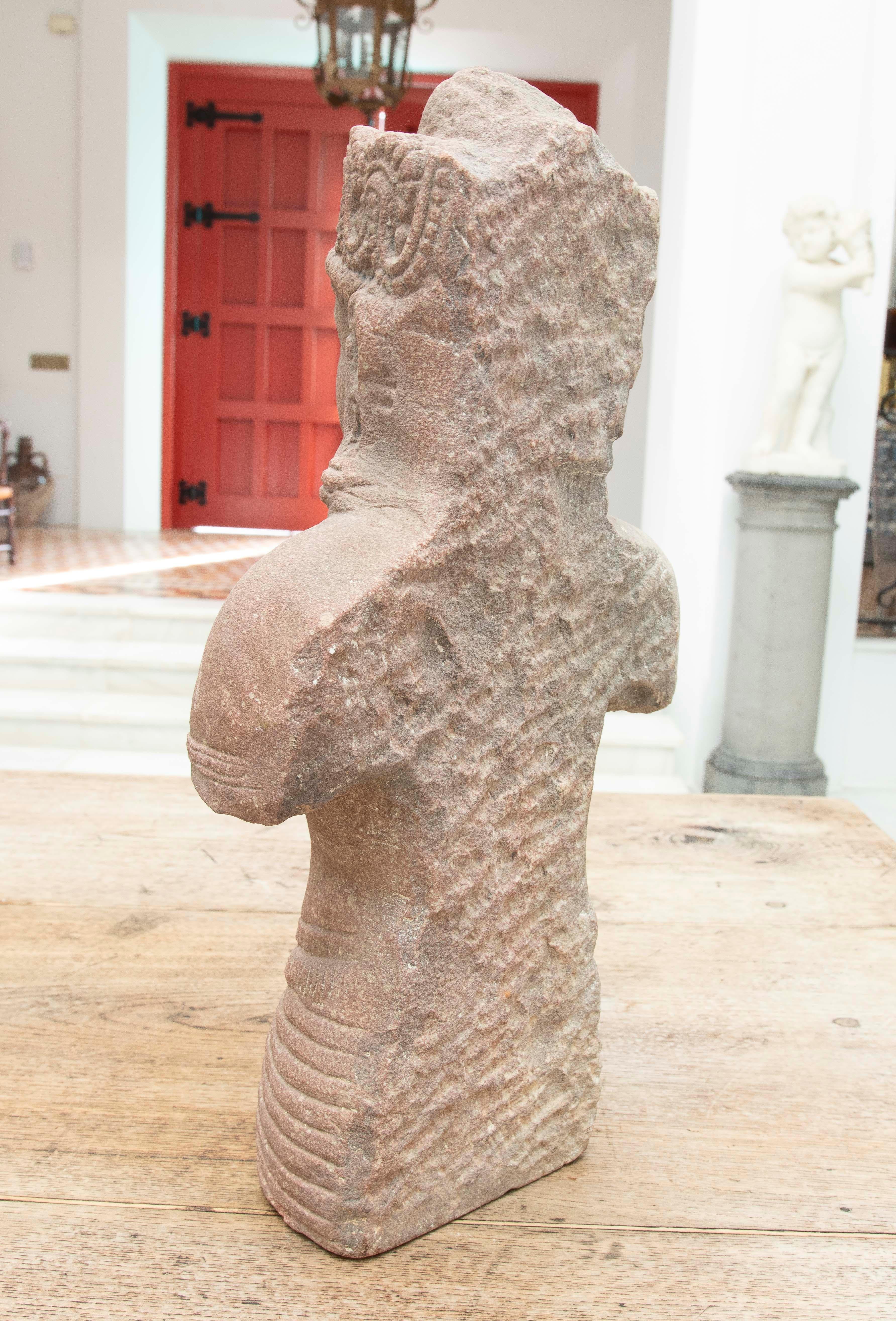 1980er Jahre Handgeschnitzter Torso einer orientalischen Gottheit mit Kopfschmuck, Juwelen und Gewändern (20. Jahrhundert) im Angebot