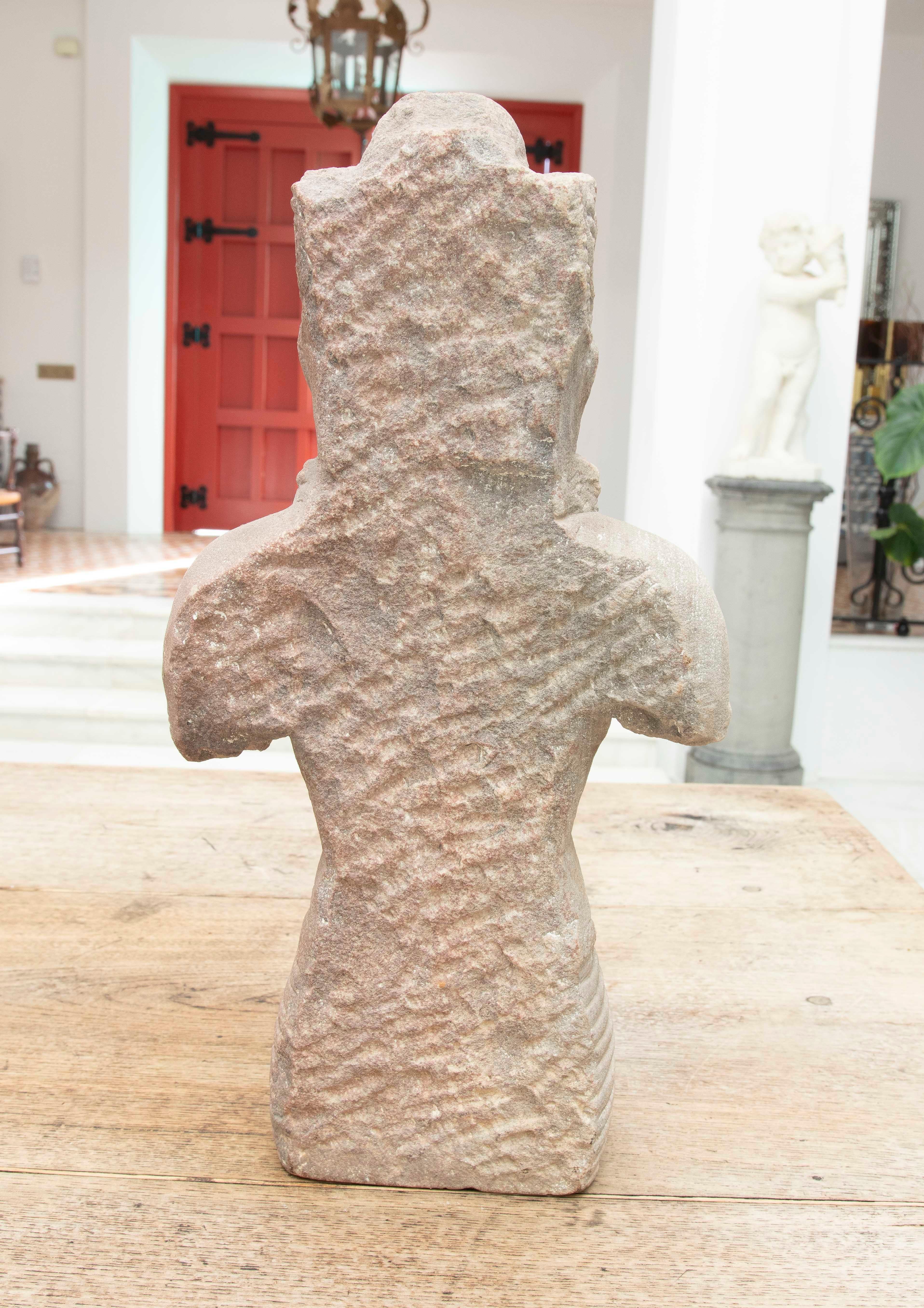 1980er Jahre Handgeschnitzter Torso einer orientalischen Gottheit mit Kopfschmuck, Juwelen und Gewändern (Stein) im Angebot