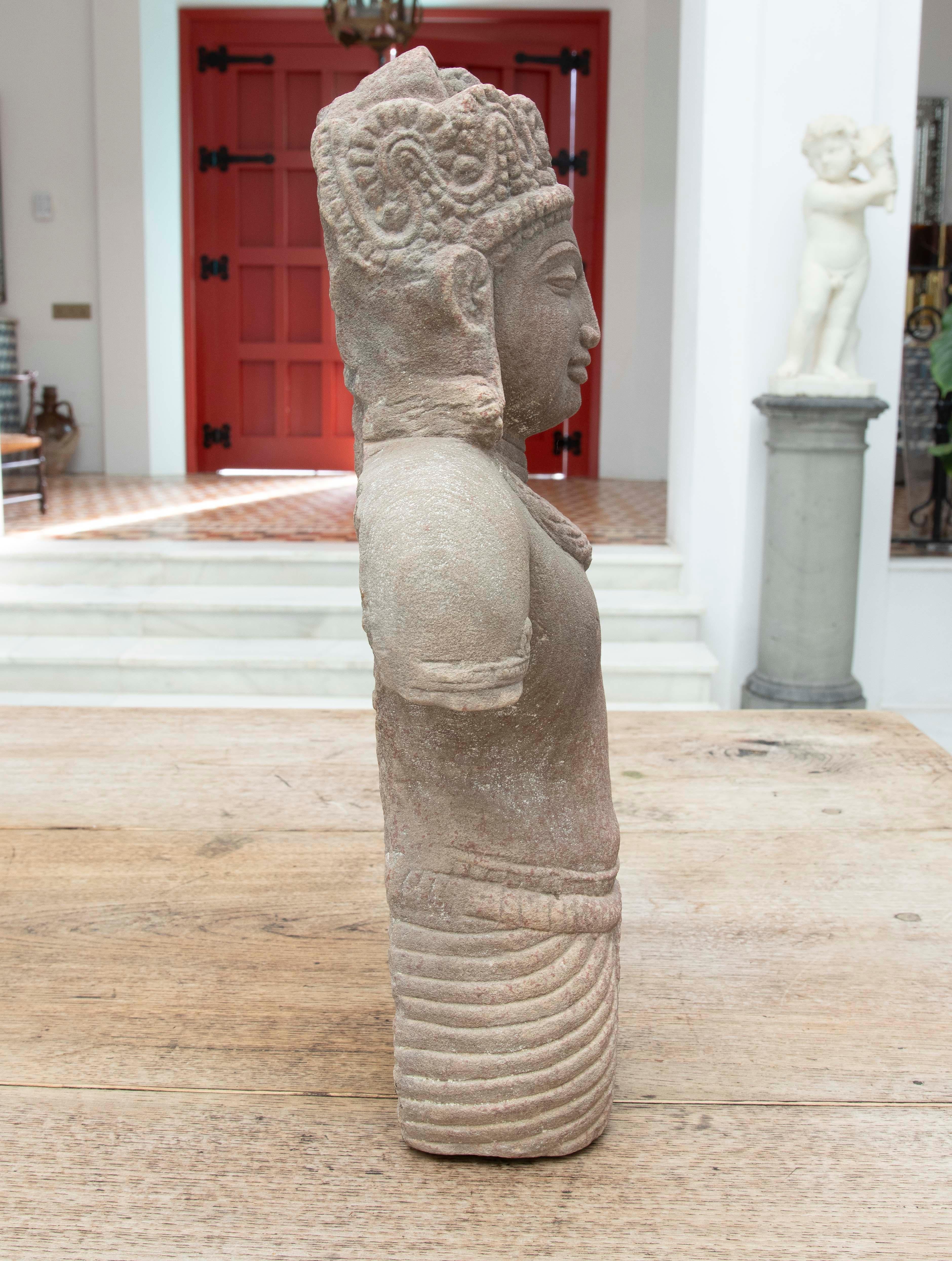 1980er Jahre Handgeschnitzter Torso einer orientalischen Gottheit mit Kopfschmuck, Juwelen und Gewändern im Angebot 2