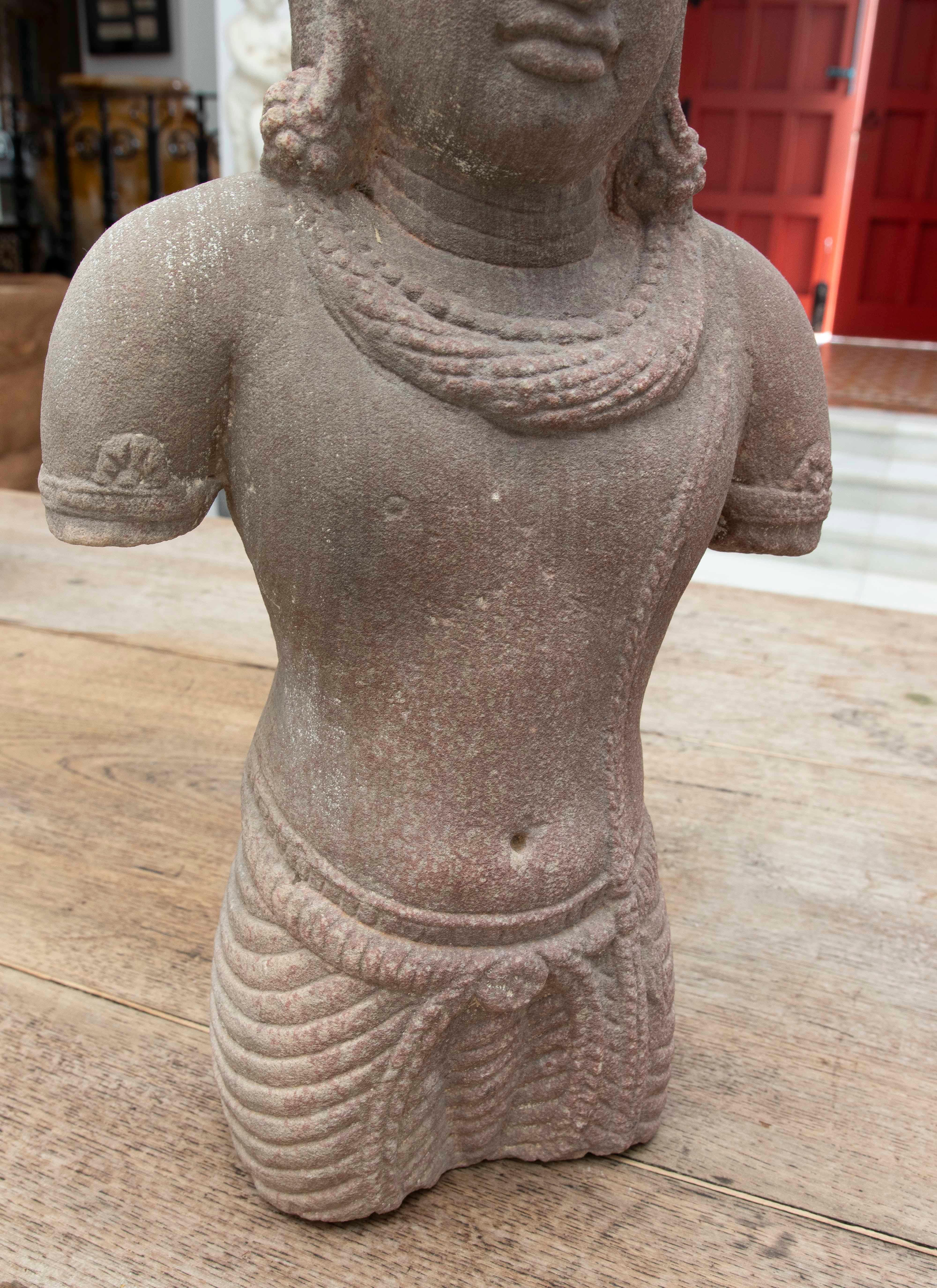 1980er Jahre Handgeschnitzter Torso einer orientalischen Gottheit mit Kopfschmuck, Juwelen und Gewändern im Angebot 4