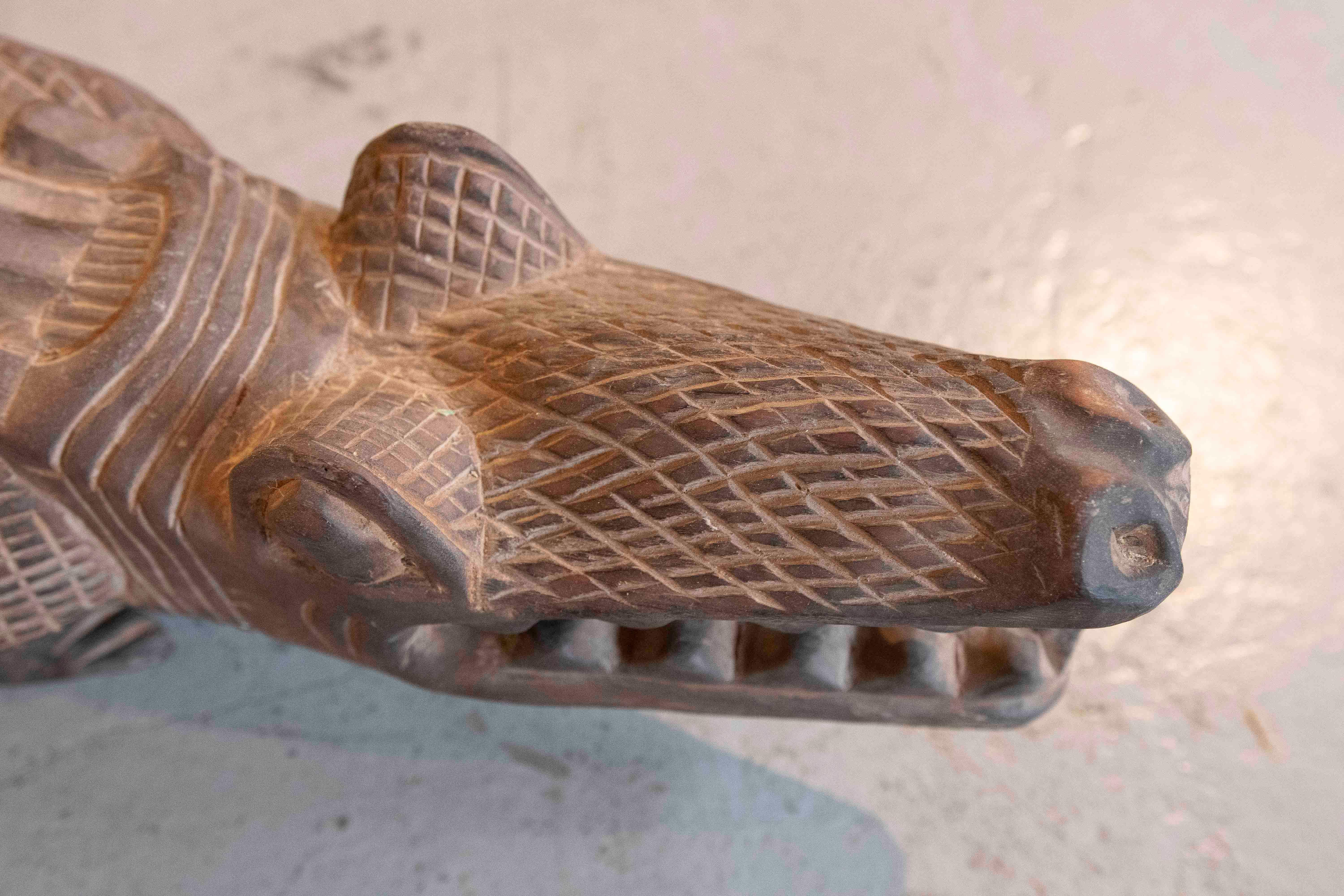 Cocodrilo de madera tallado a mano de los años 80 en venta 5