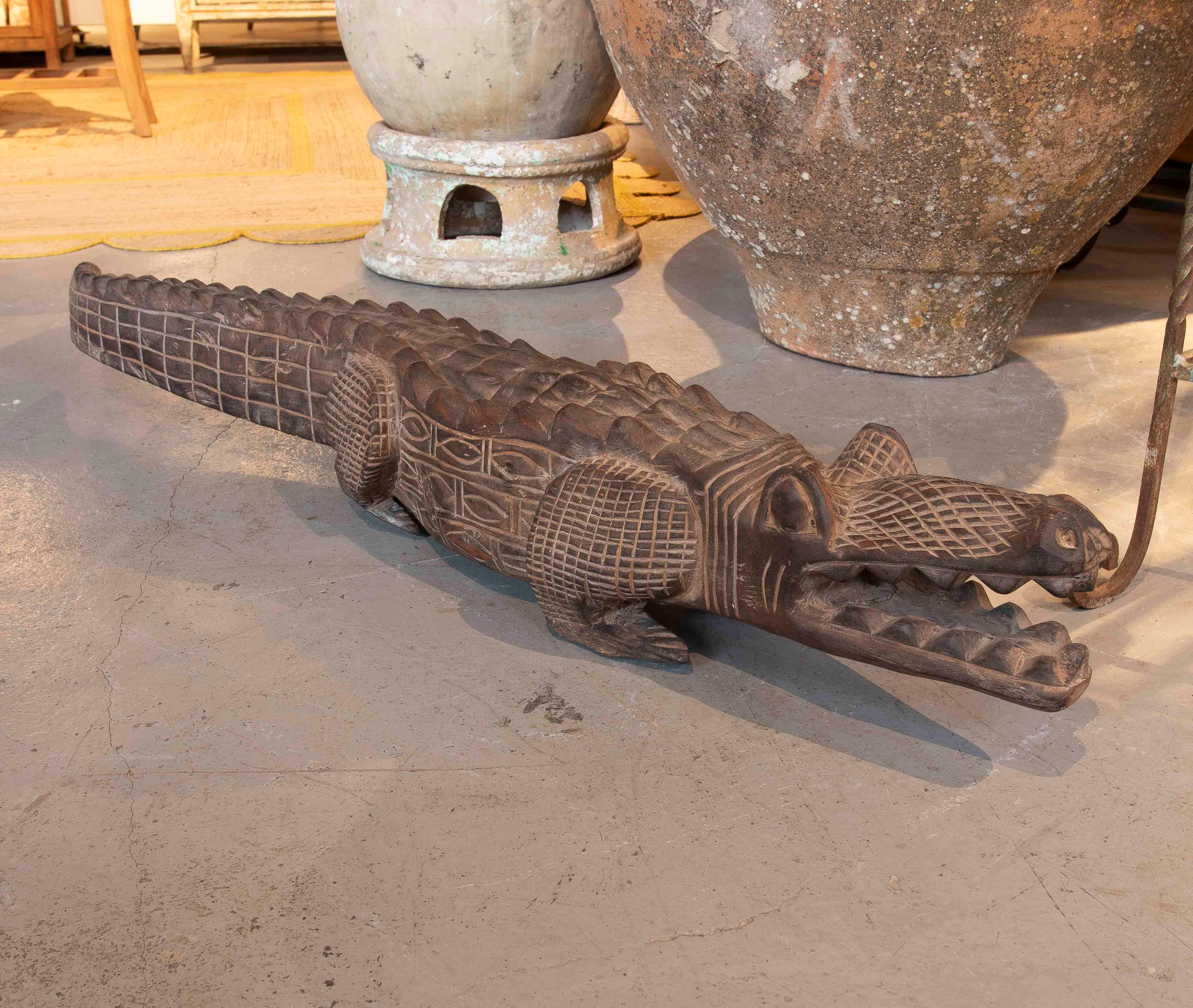 Cocodrilo de madera tallado a mano de los años 80 Europeo en venta