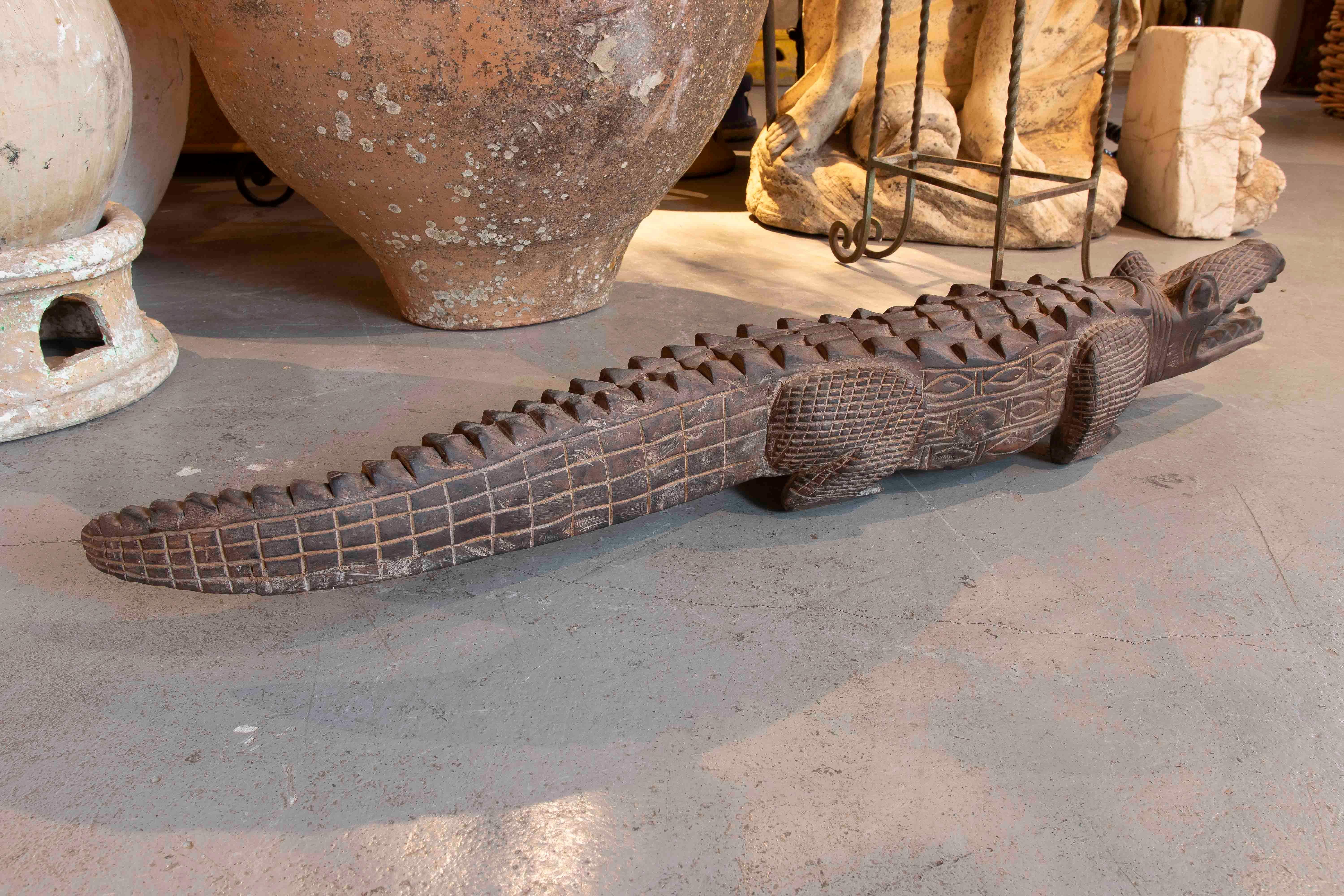Cocodrilo de madera tallado a mano de los años 80 en Bueno estado para la venta en Marbella, ES