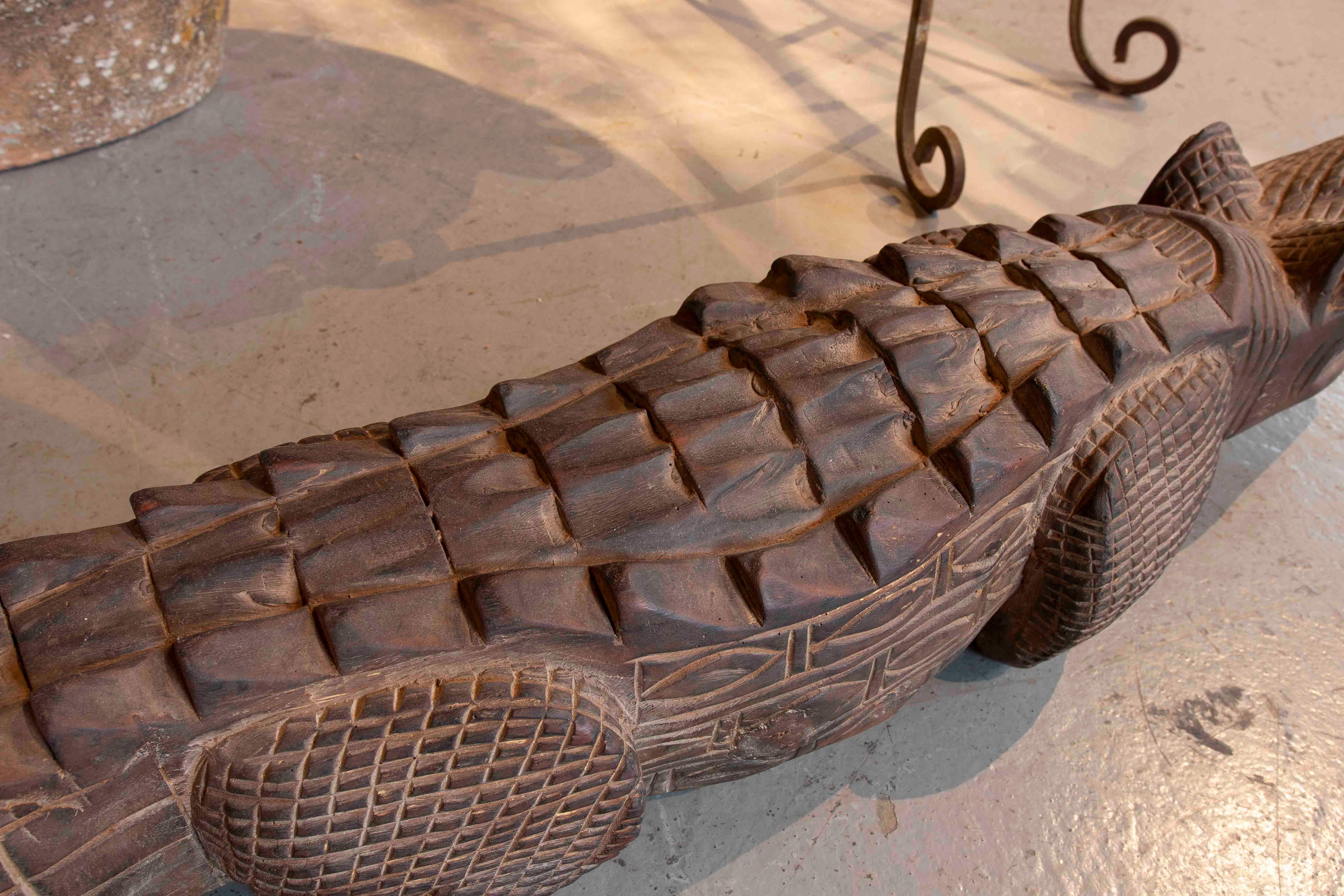 Cocodrilo de madera tallado a mano de los años 80 Madera en venta