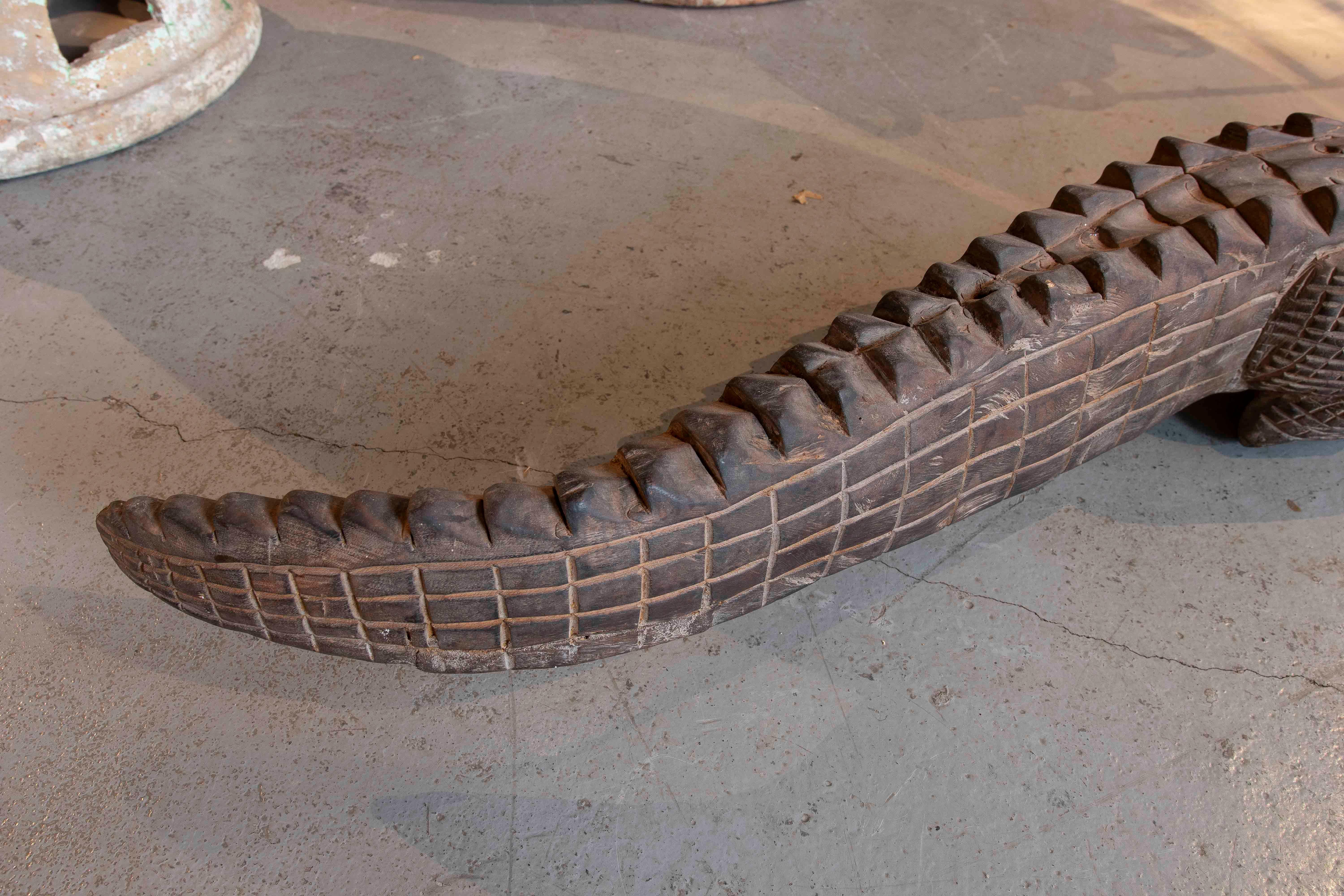 Cocodrilo de madera tallado a mano de los años 80 en venta 1