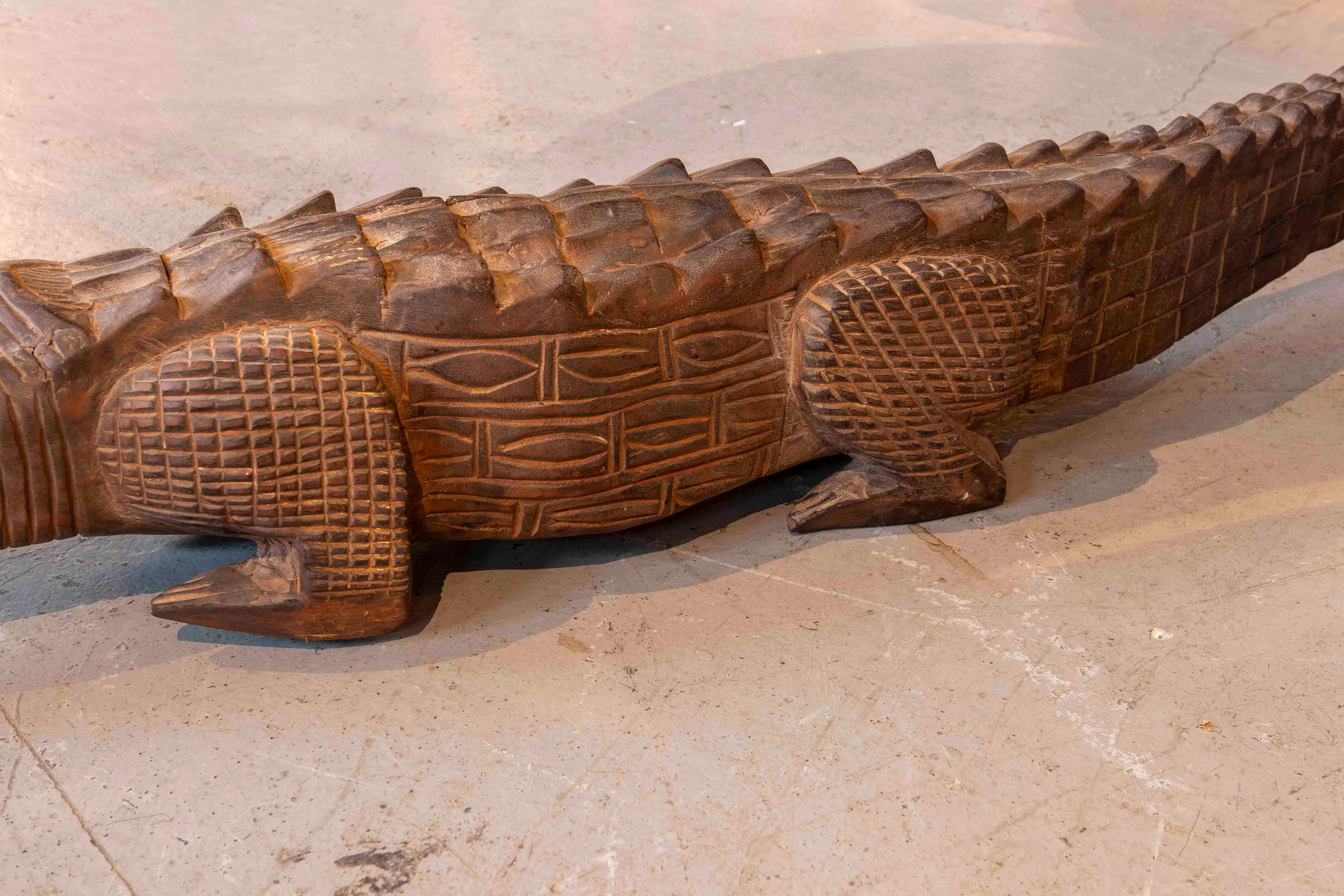 Cocodrilo de madera tallado a mano de los años 80 en venta 2