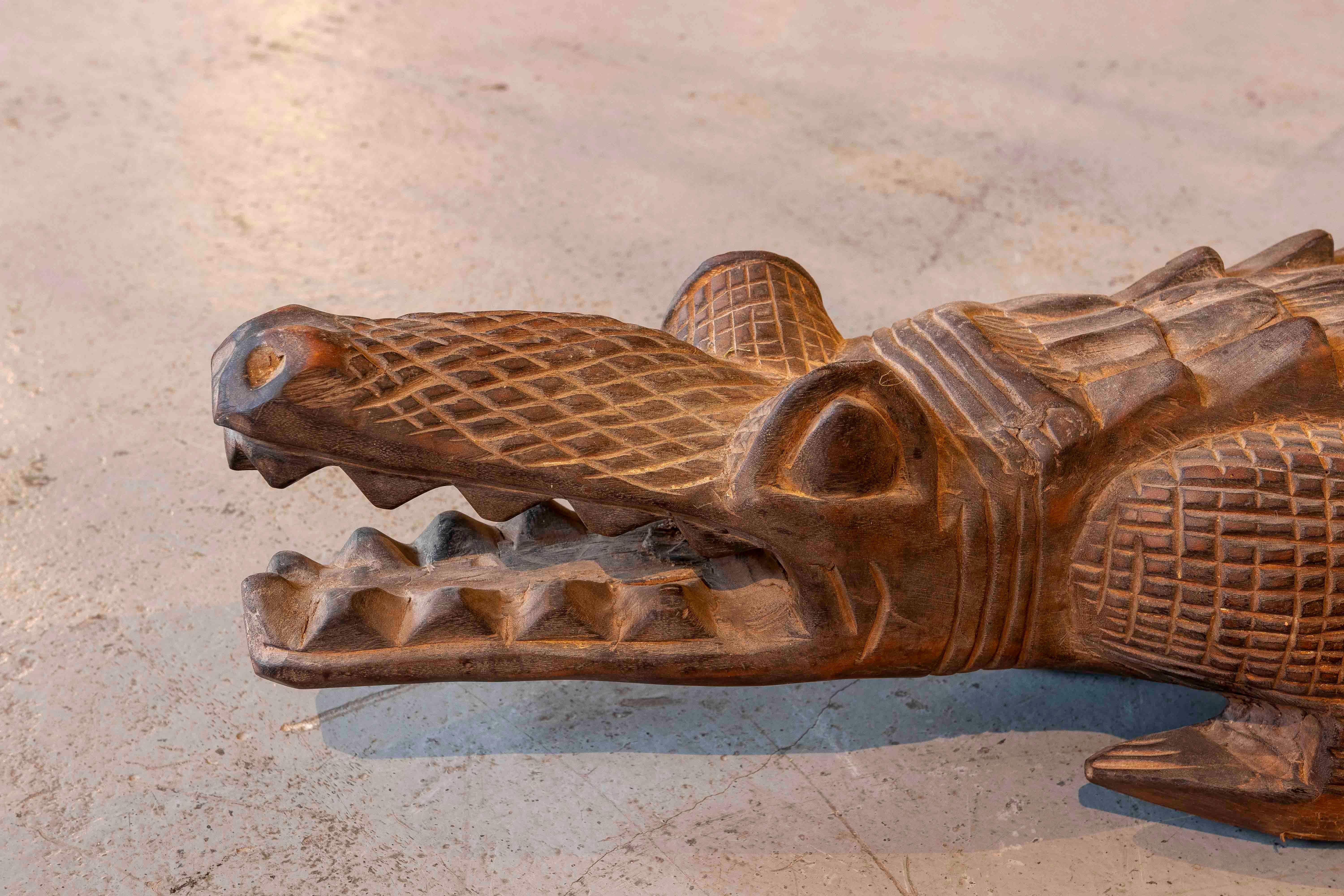 Cocodrilo de madera tallado a mano de los años 80 en venta 3