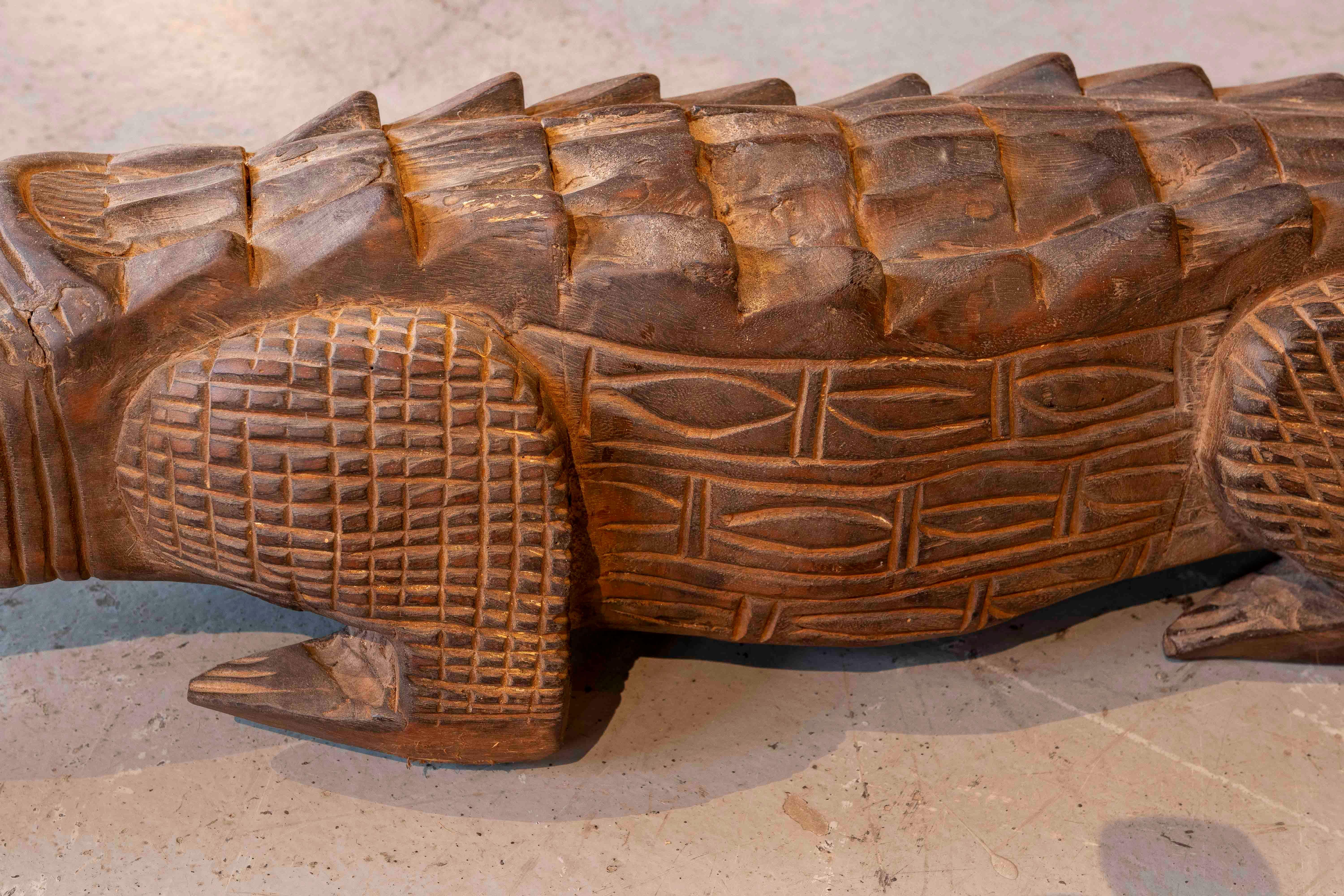 Cocodrilo de madera tallado a mano de los años 80 en venta 4