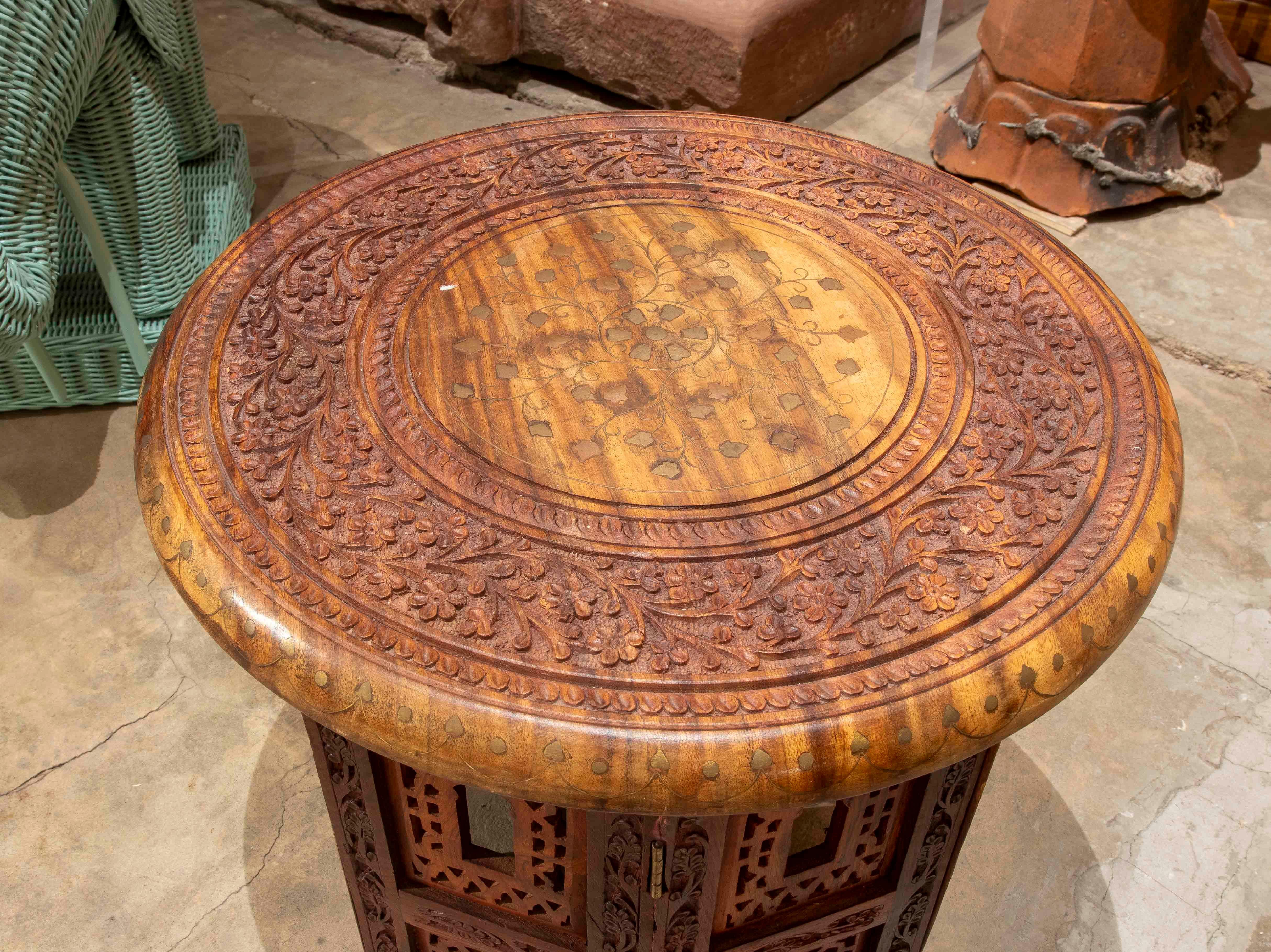 1980s Hand-Carved Wooden Side Table with Marquetry, Moorish/Indian Style In Good Condition For Sale In Marbella, ES