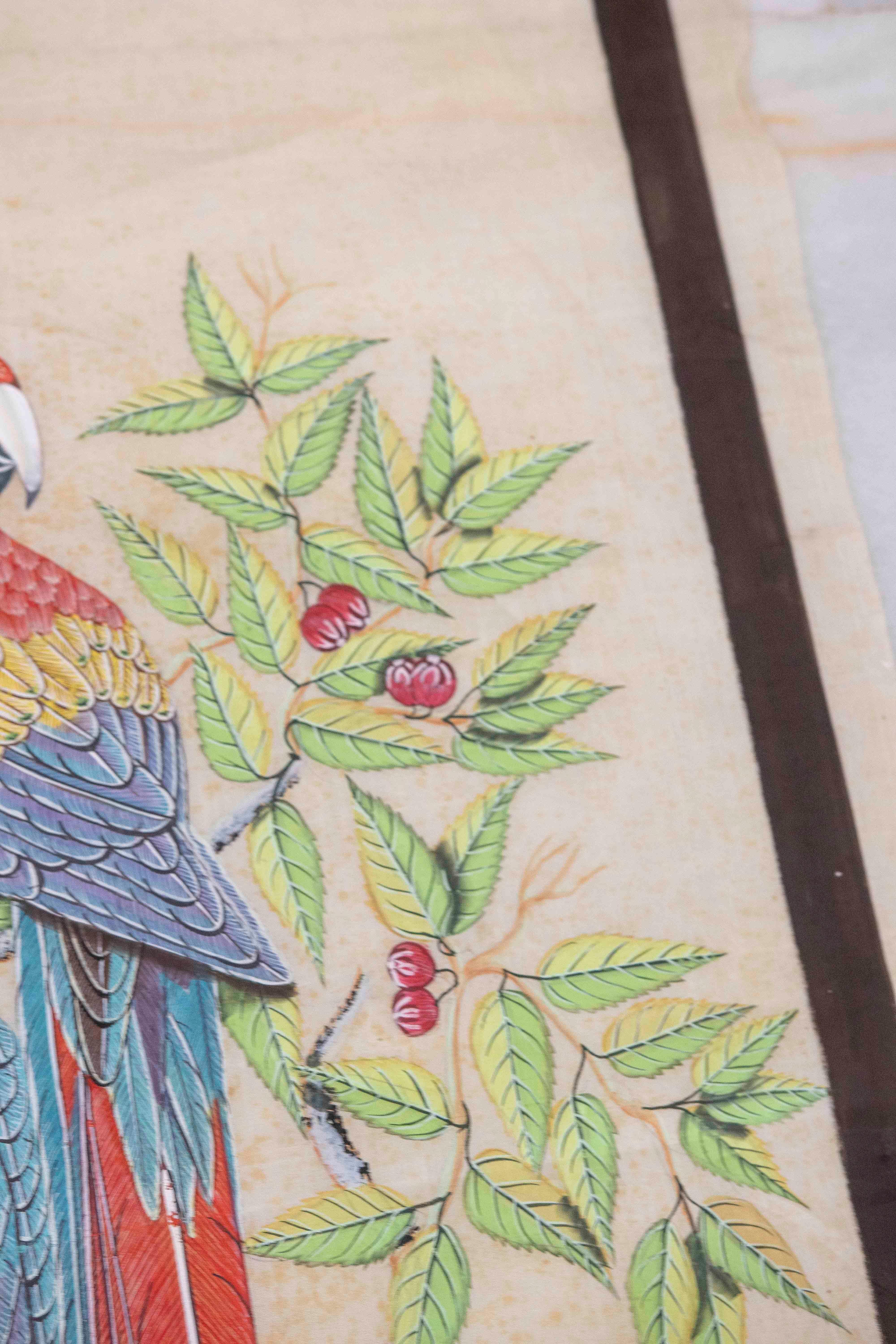 Tissu des années 1980 peint à la main représentant trois perroquets sur une malle avec des fleurs en vente 5