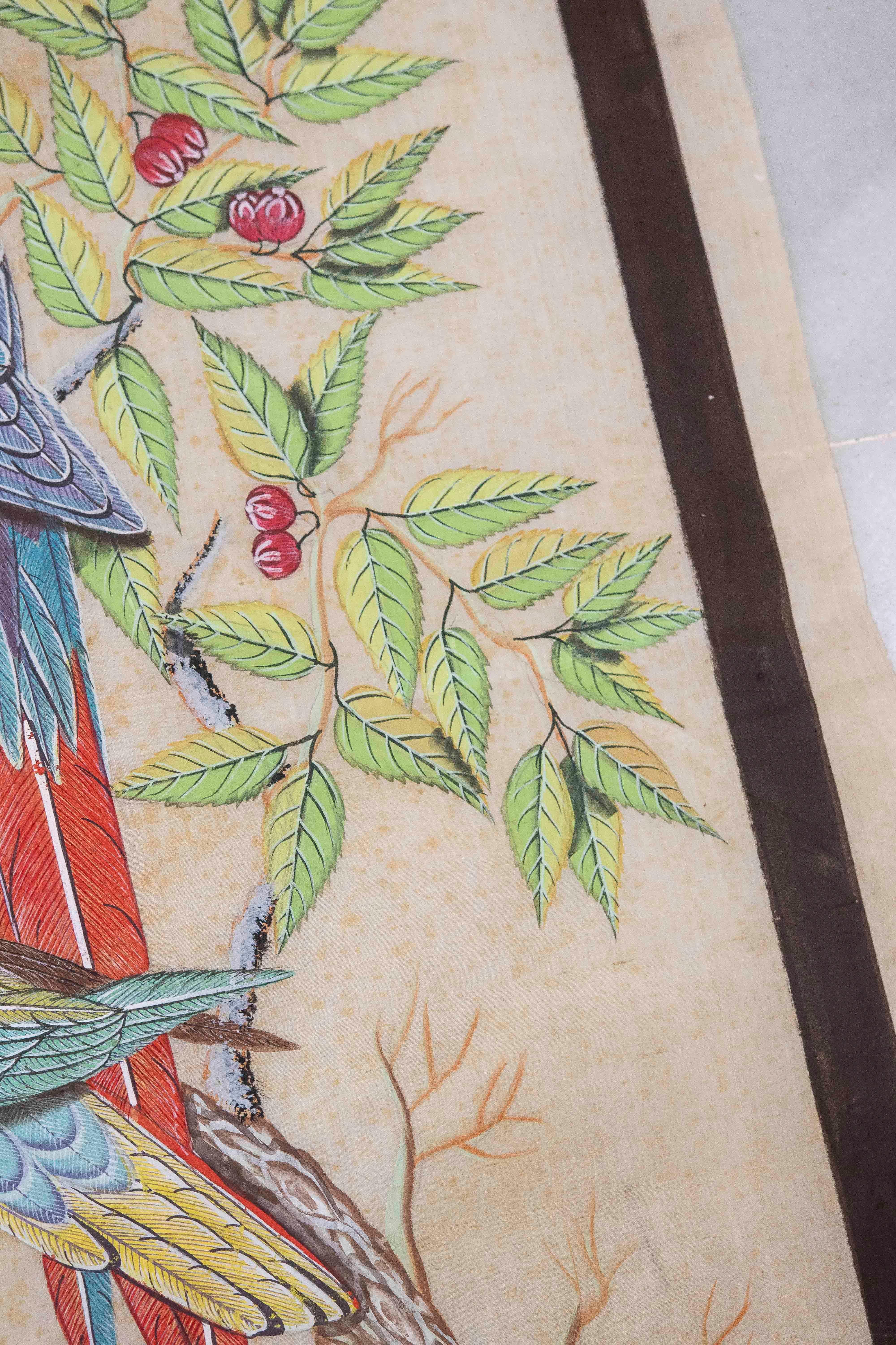 Tissu des années 1980 peint à la main représentant trois perroquets sur une malle avec des fleurs en vente 6