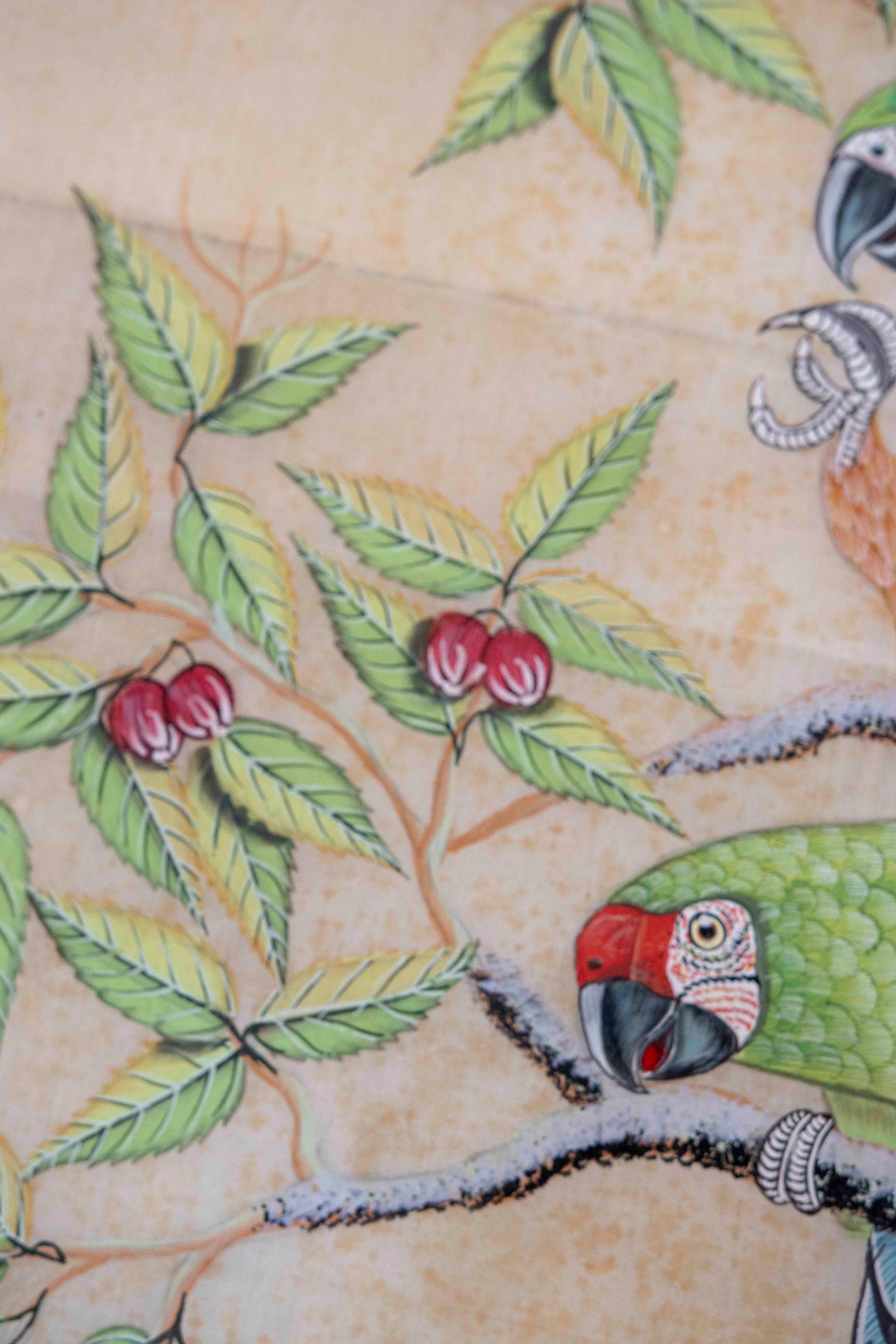 Tissu des années 1980 peint à la main représentant trois perroquets sur une malle avec des fleurs en vente 8