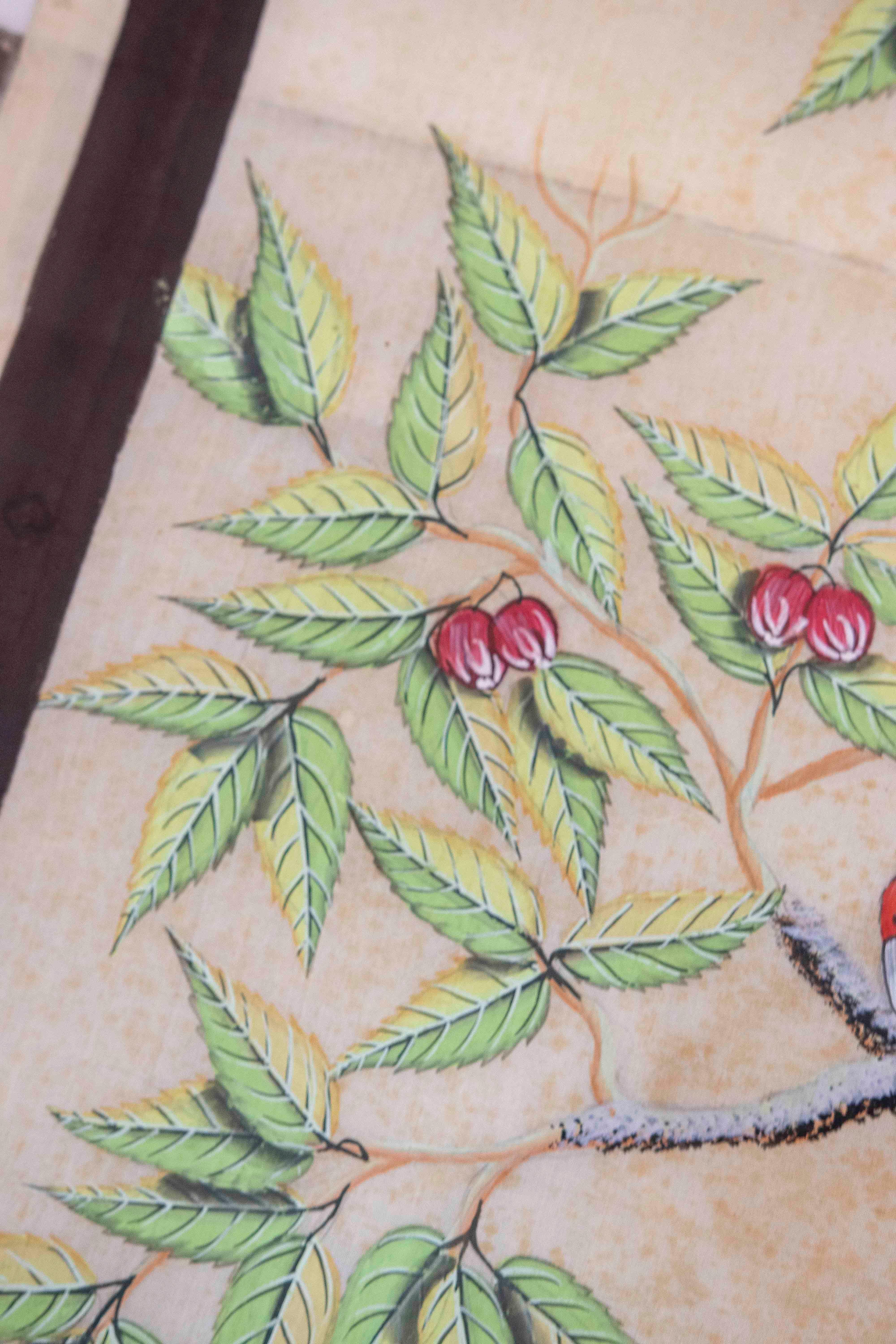Tissu des années 1980 peint à la main représentant trois perroquets sur une malle avec des fleurs en vente 9