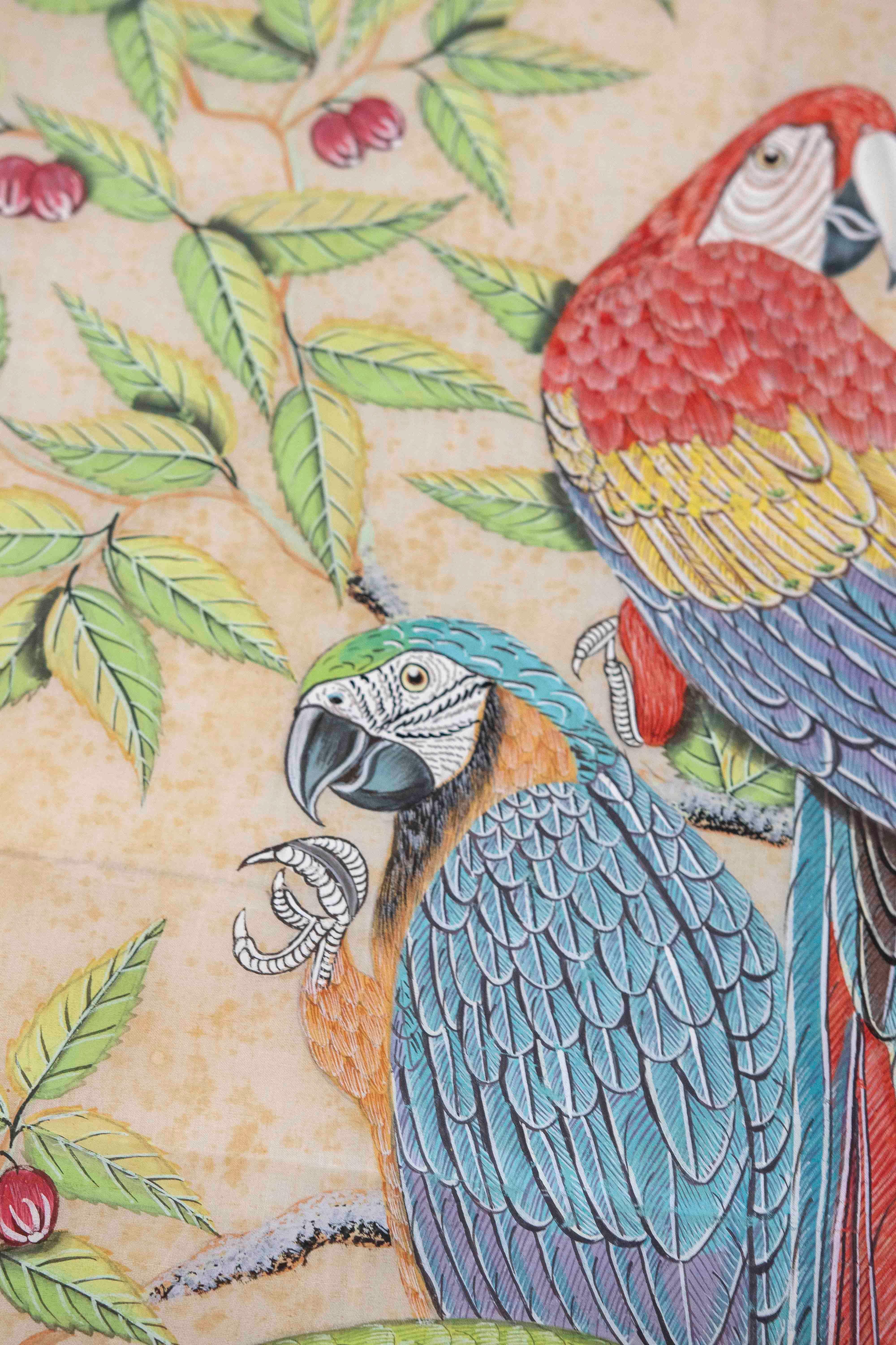 Tissu des années 1980 peint à la main représentant trois perroquets sur une malle avec des fleurs en vente 11