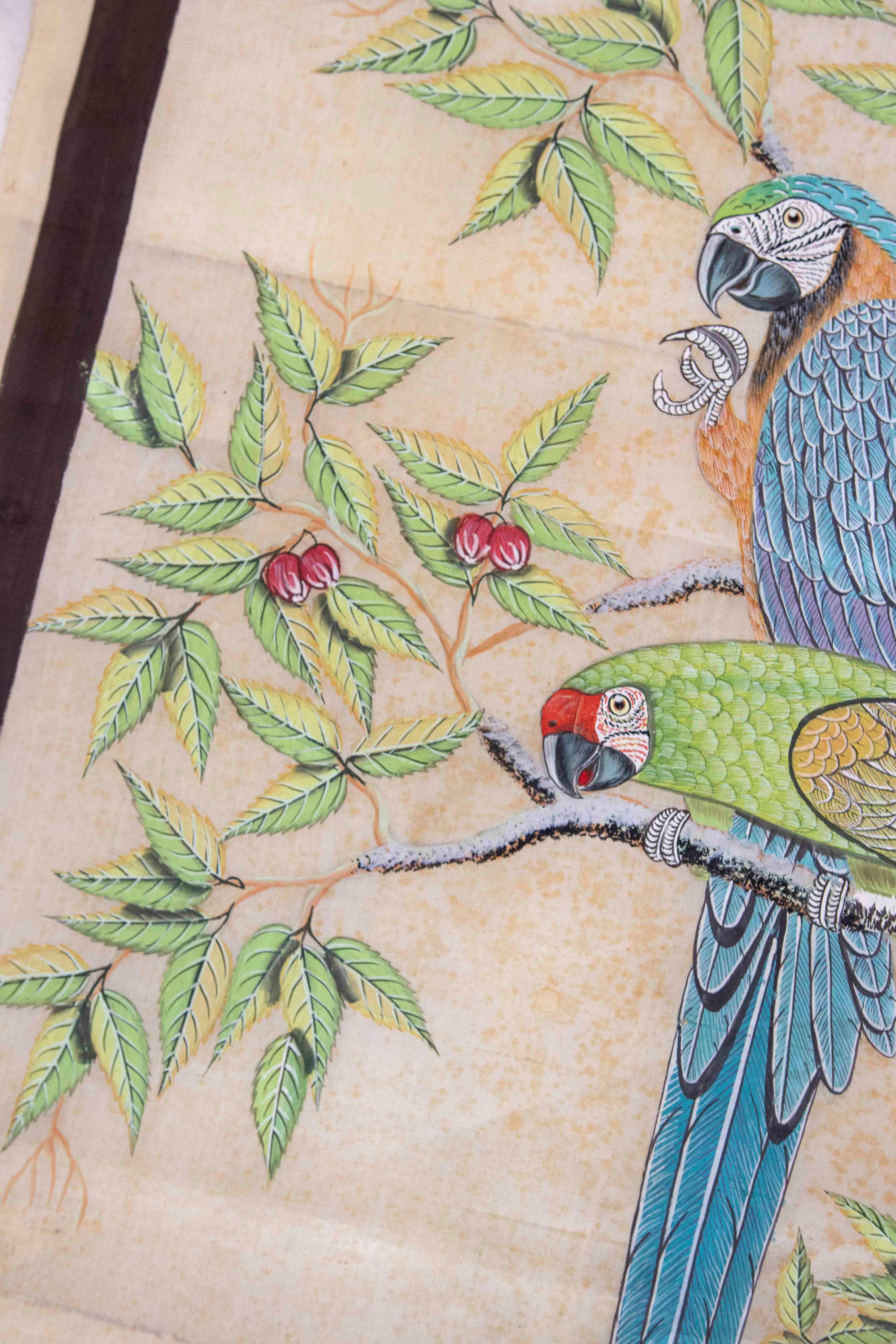 Tissu des années 1980 peint à la main représentant trois perroquets sur une malle avec des fleurs 