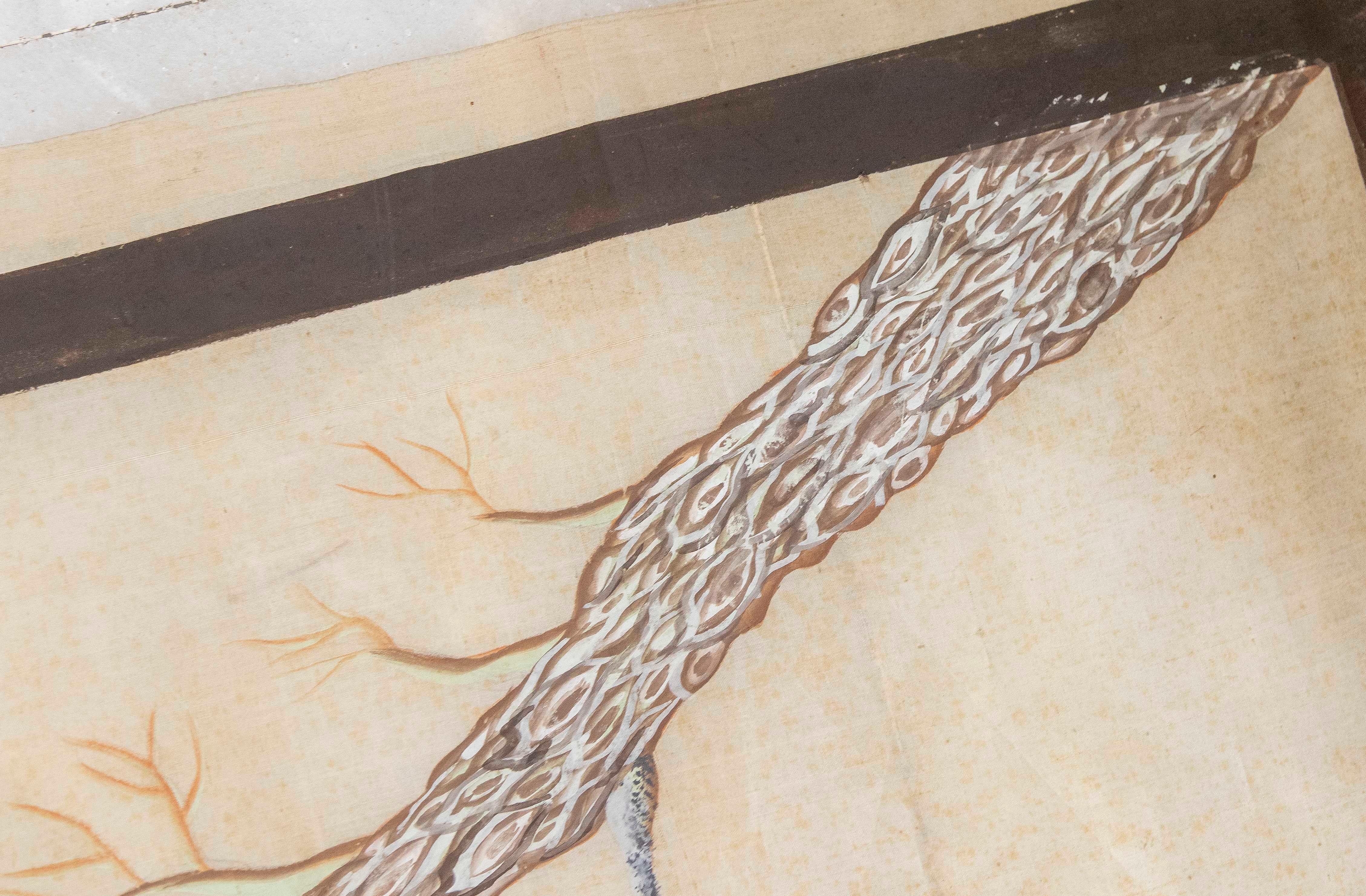 Tissu des années 1980 peint à la main représentant trois perroquets sur une malle avec des fleurs en vente 1