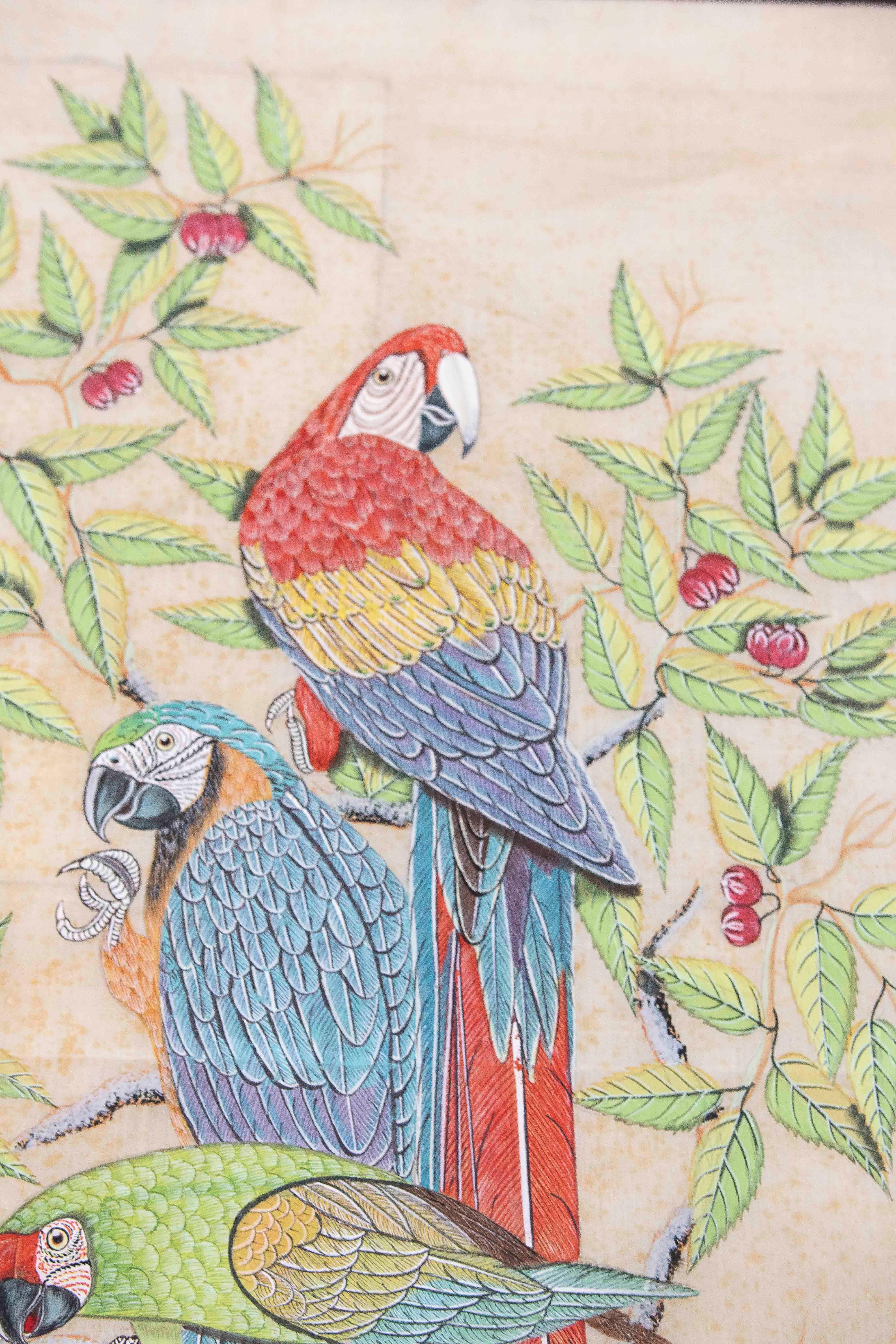 Tissu des années 1980 peint à la main représentant trois perroquets sur une malle avec des fleurs en vente 2