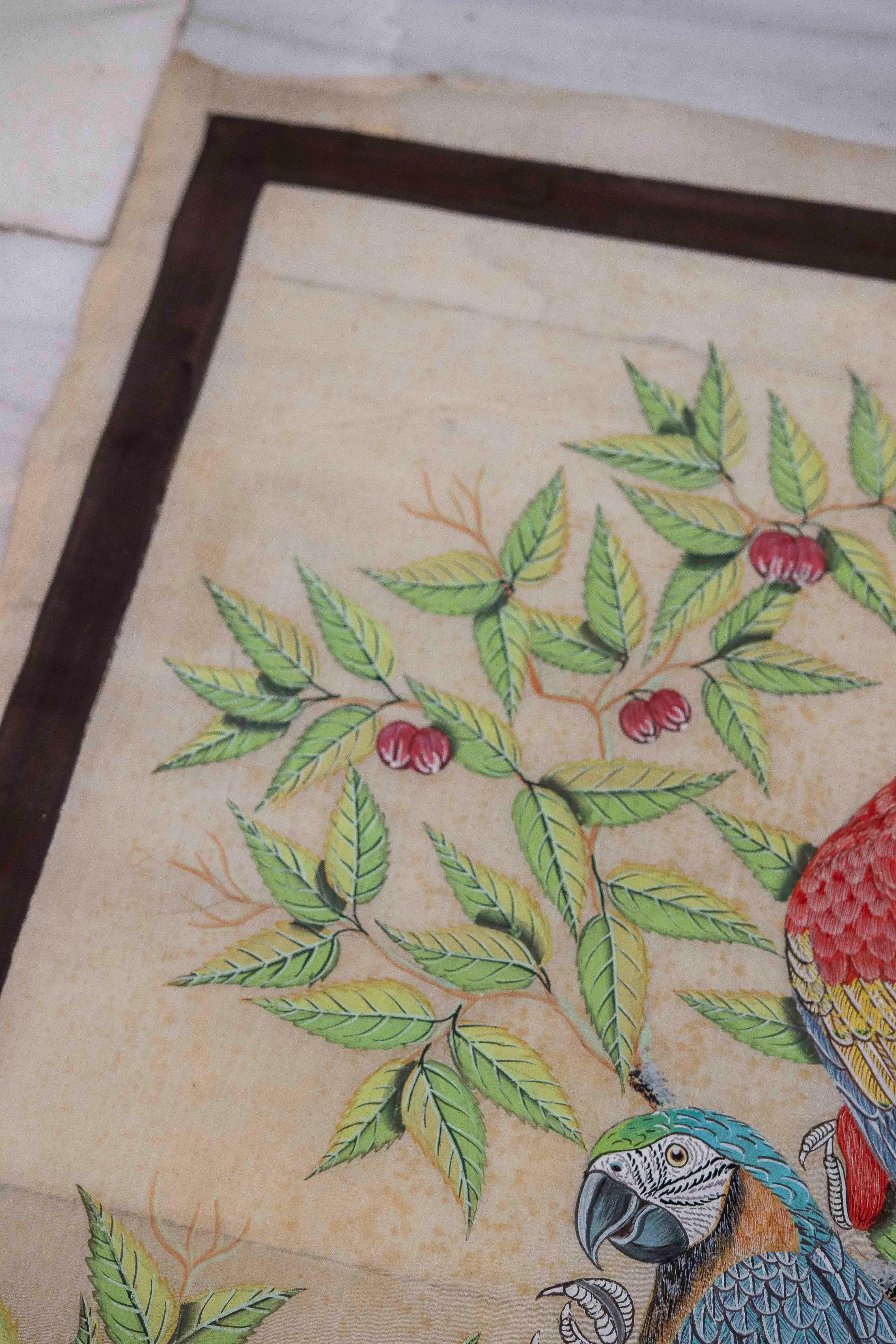 Tissu des années 1980 peint à la main représentant trois perroquets sur une malle avec des fleurs en vente 3