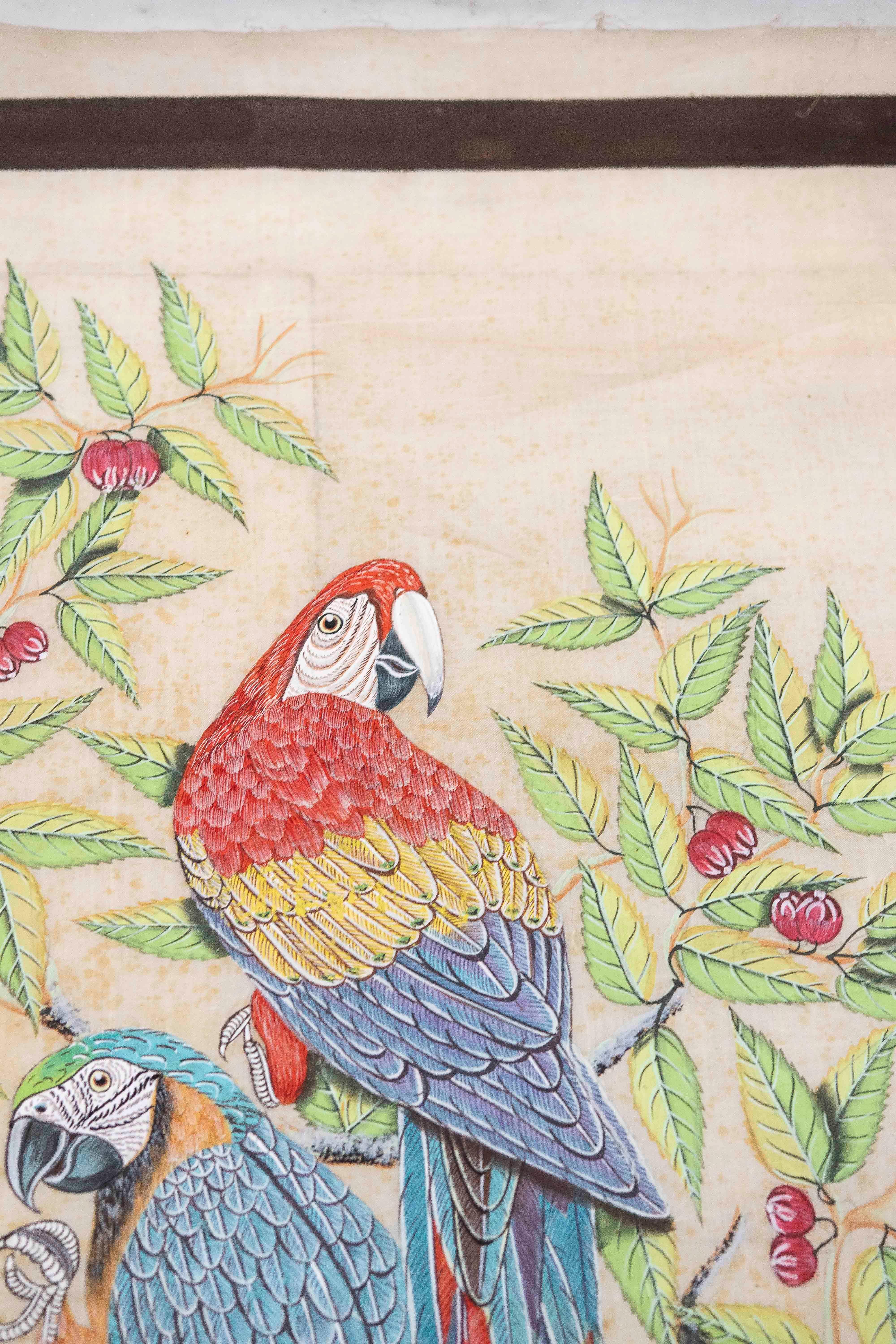 Tissu des années 1980 peint à la main représentant trois perroquets sur une malle avec des fleurs en vente 4