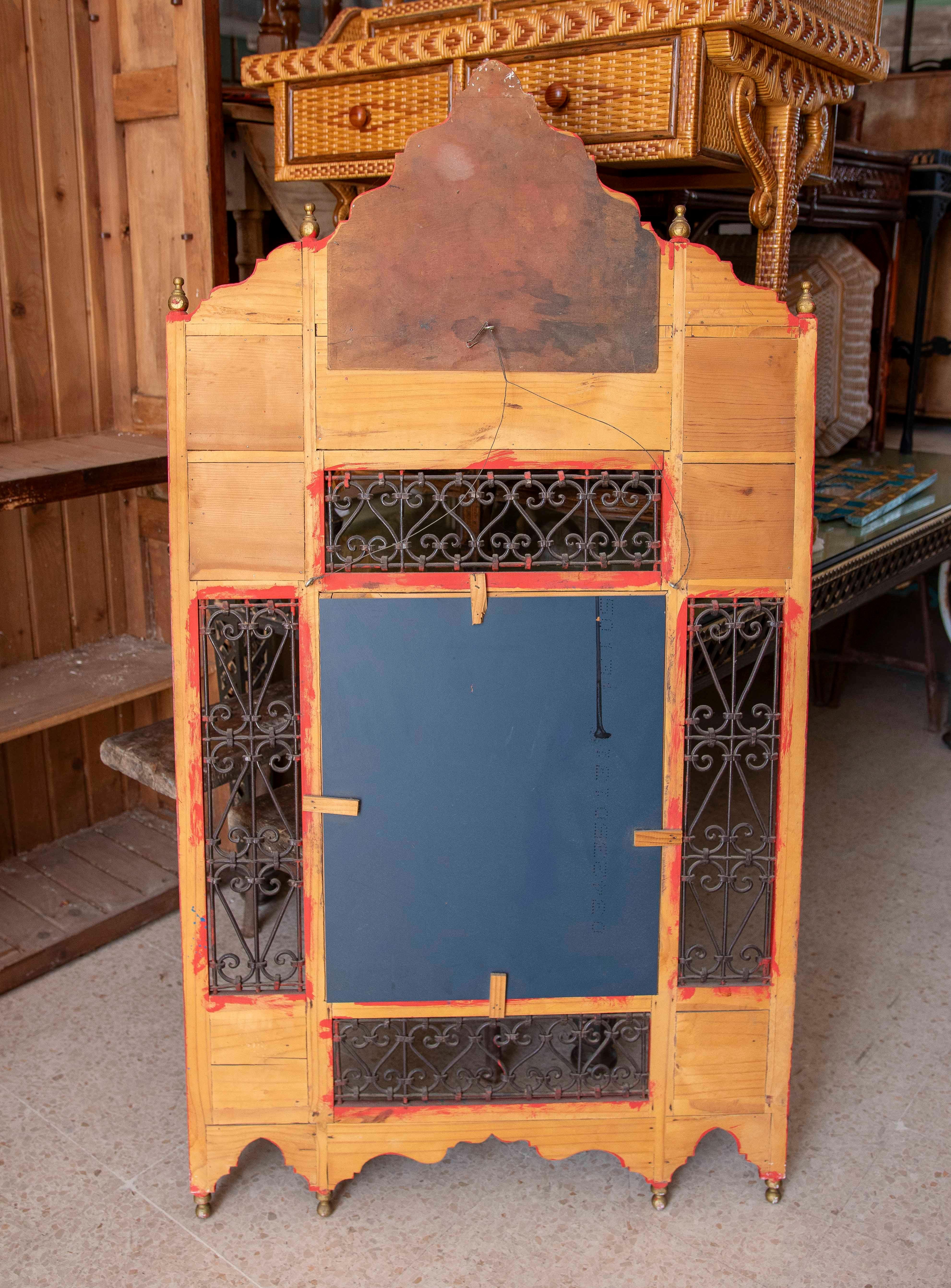 Miroir mural de style mauresque peint à la main des années 1980 avec décorations en fer en vente 3