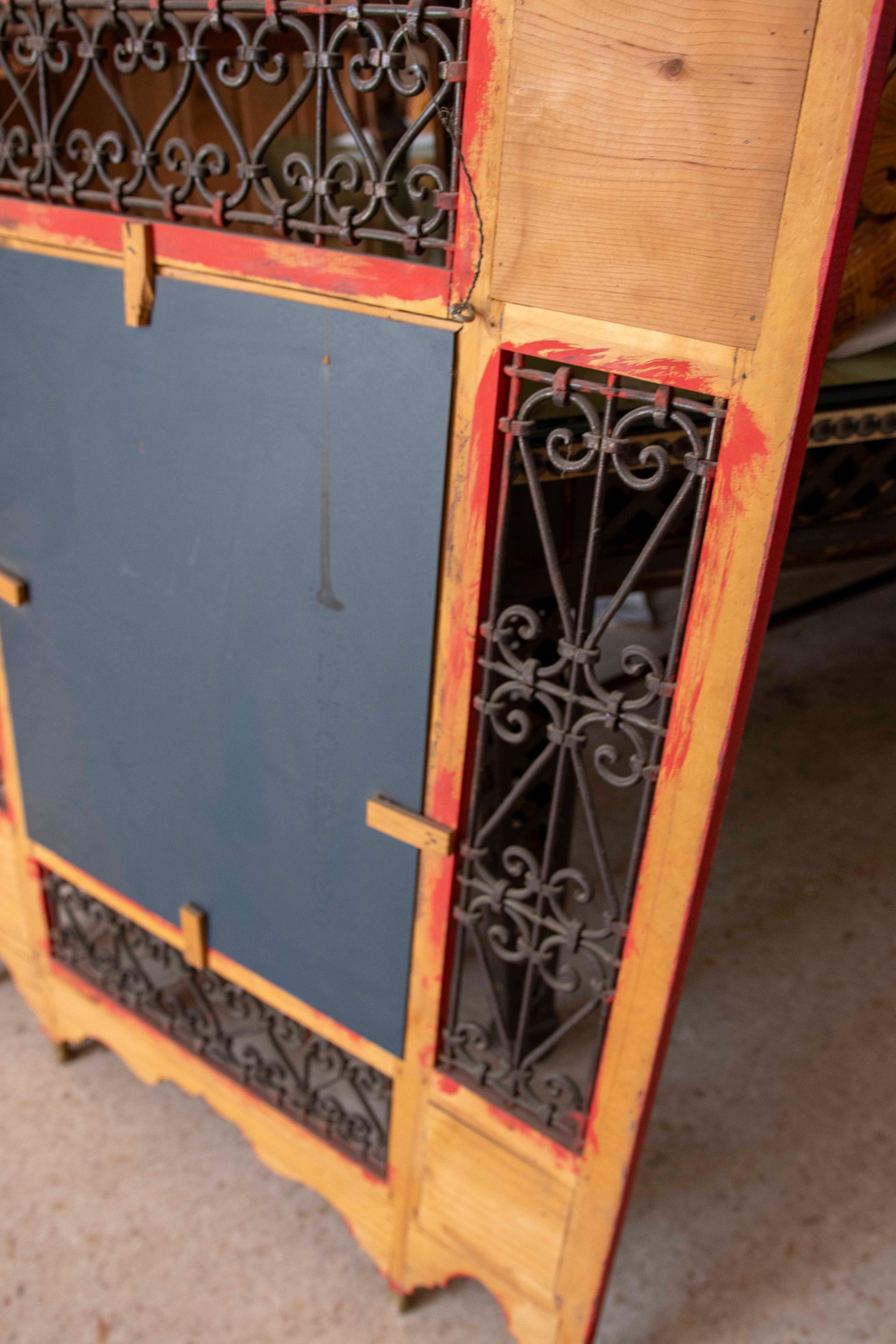 Miroir mural de style mauresque peint à la main des années 1980 avec décorations en fer en vente 7