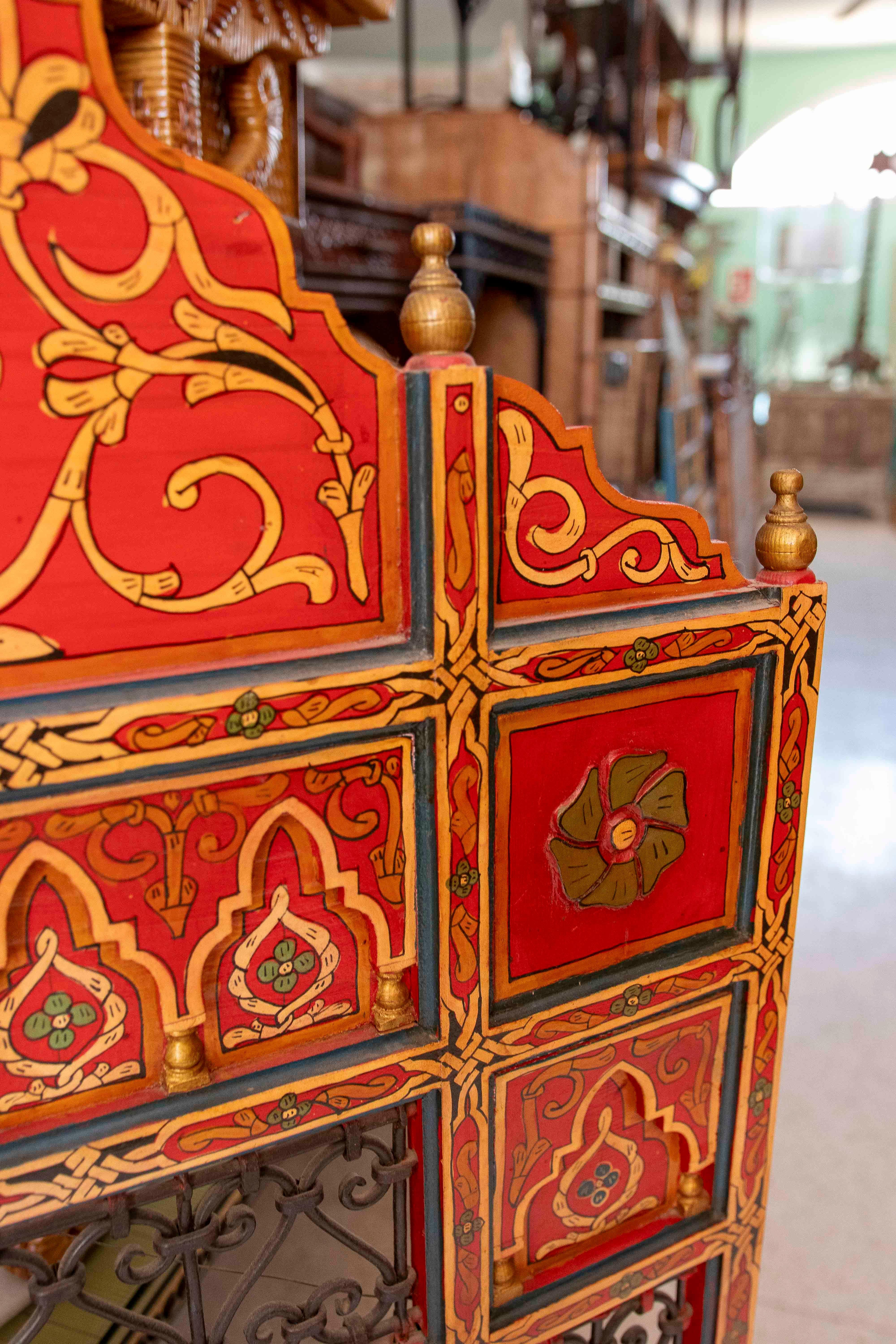 Miroir mural de style mauresque peint à la main des années 1980 avec décorations en fer en vente 12