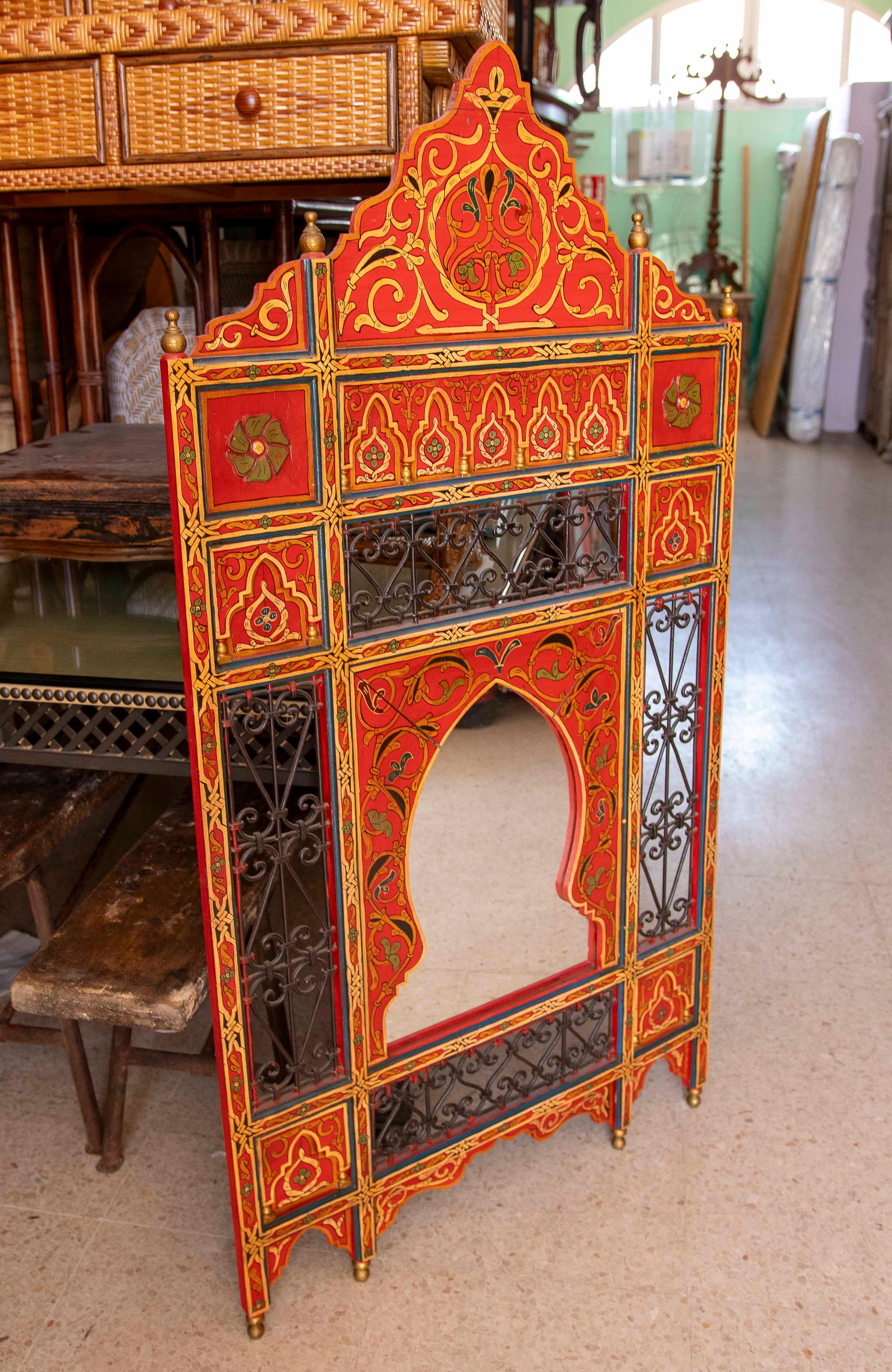 Mauresque Miroir mural de style mauresque peint à la main des années 1980 avec décorations en fer en vente