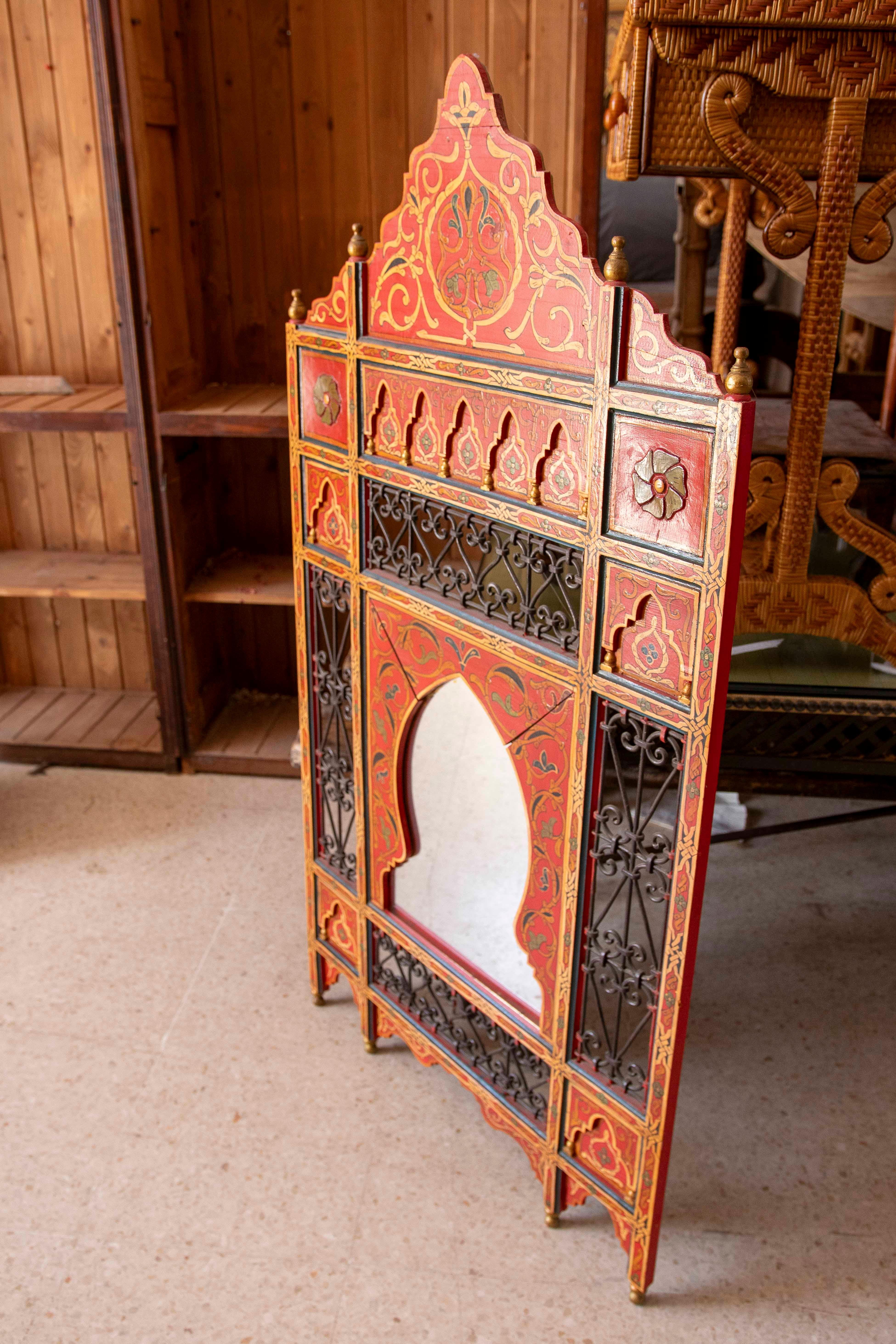 Marocain Miroir mural de style mauresque peint à la main des années 1980 avec décorations en fer en vente