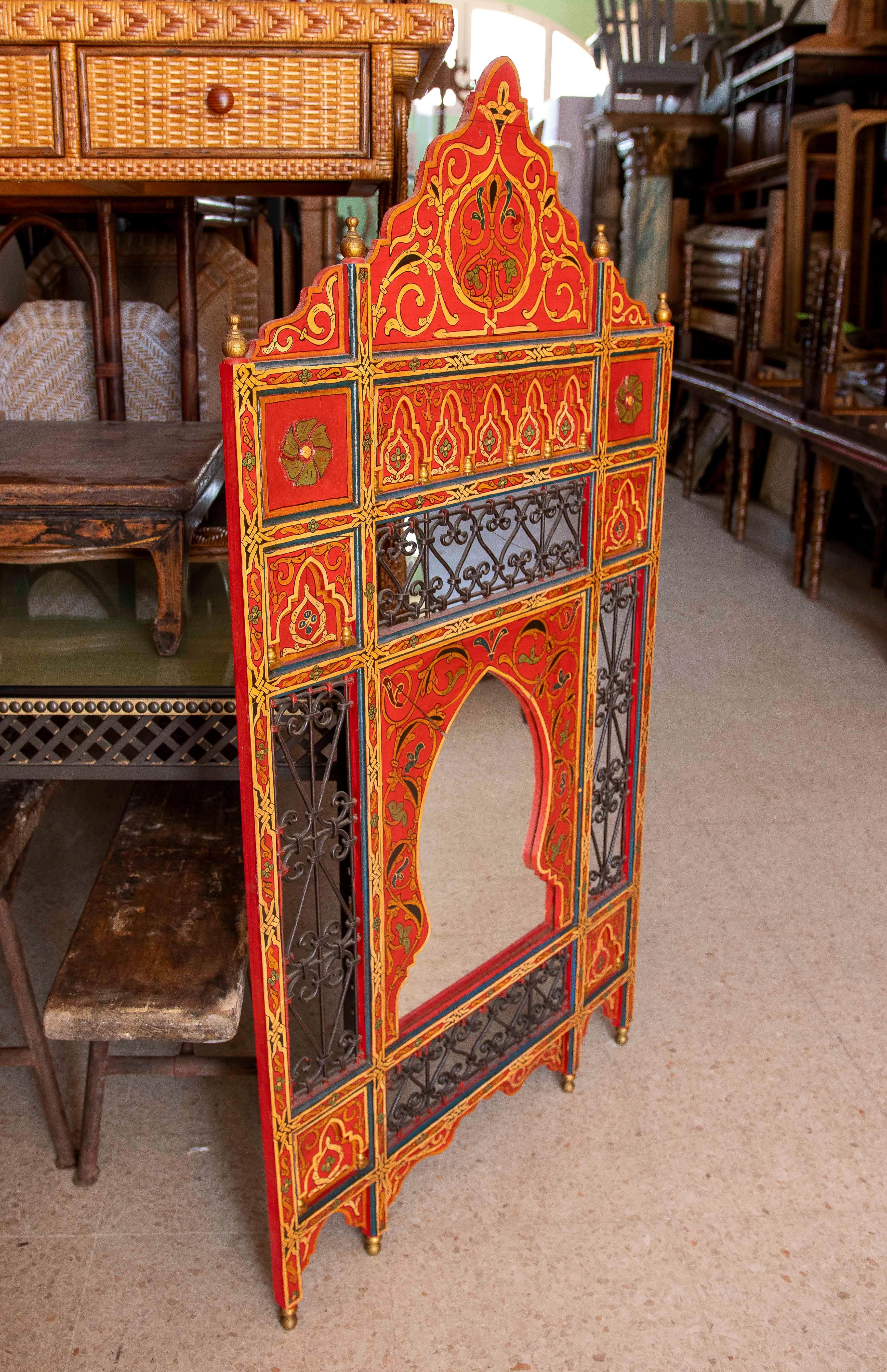 Peint à la main Miroir mural de style mauresque peint à la main des années 1980 avec décorations en fer en vente