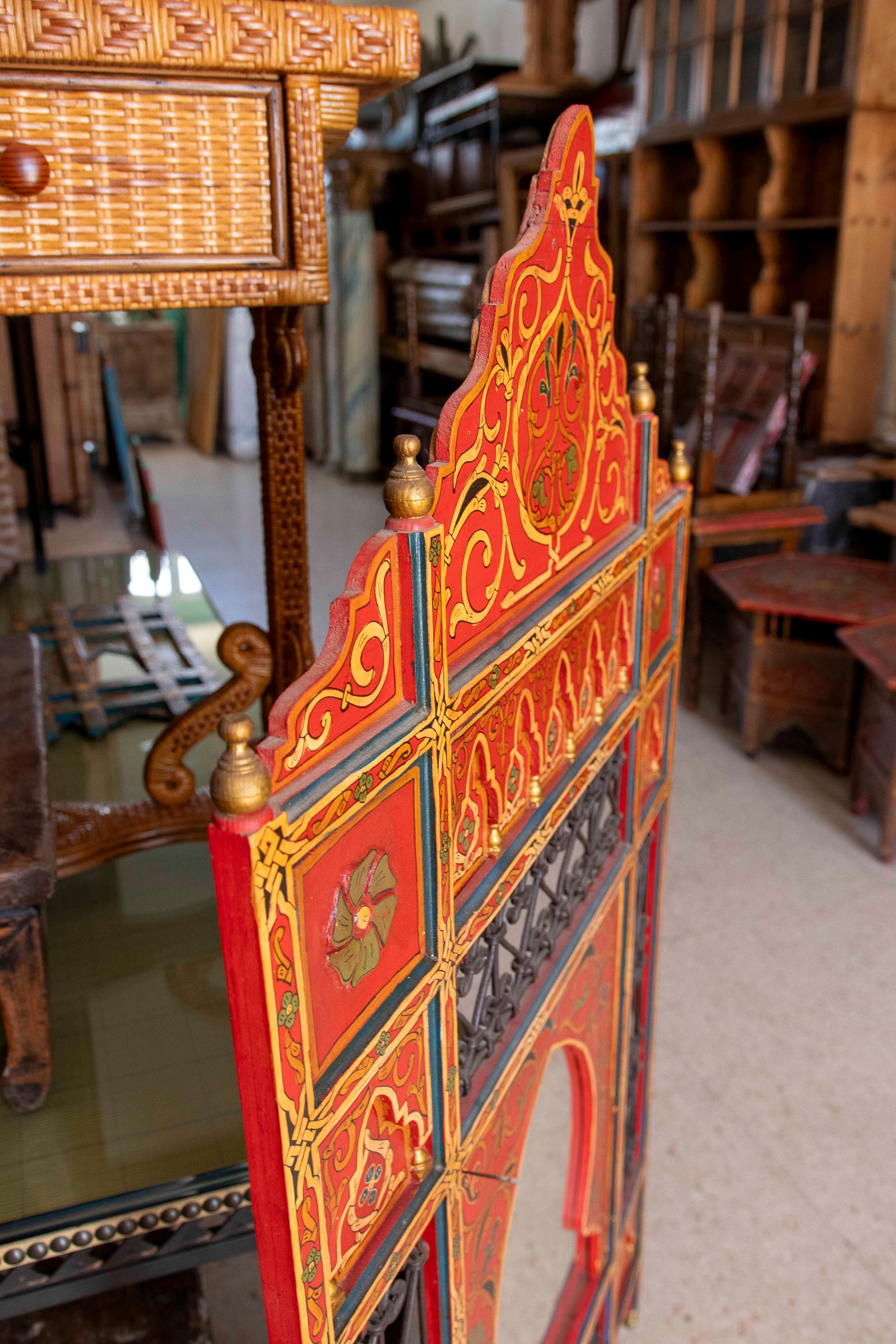 20ième siècle Miroir mural de style mauresque peint à la main des années 1980 avec décorations en fer en vente