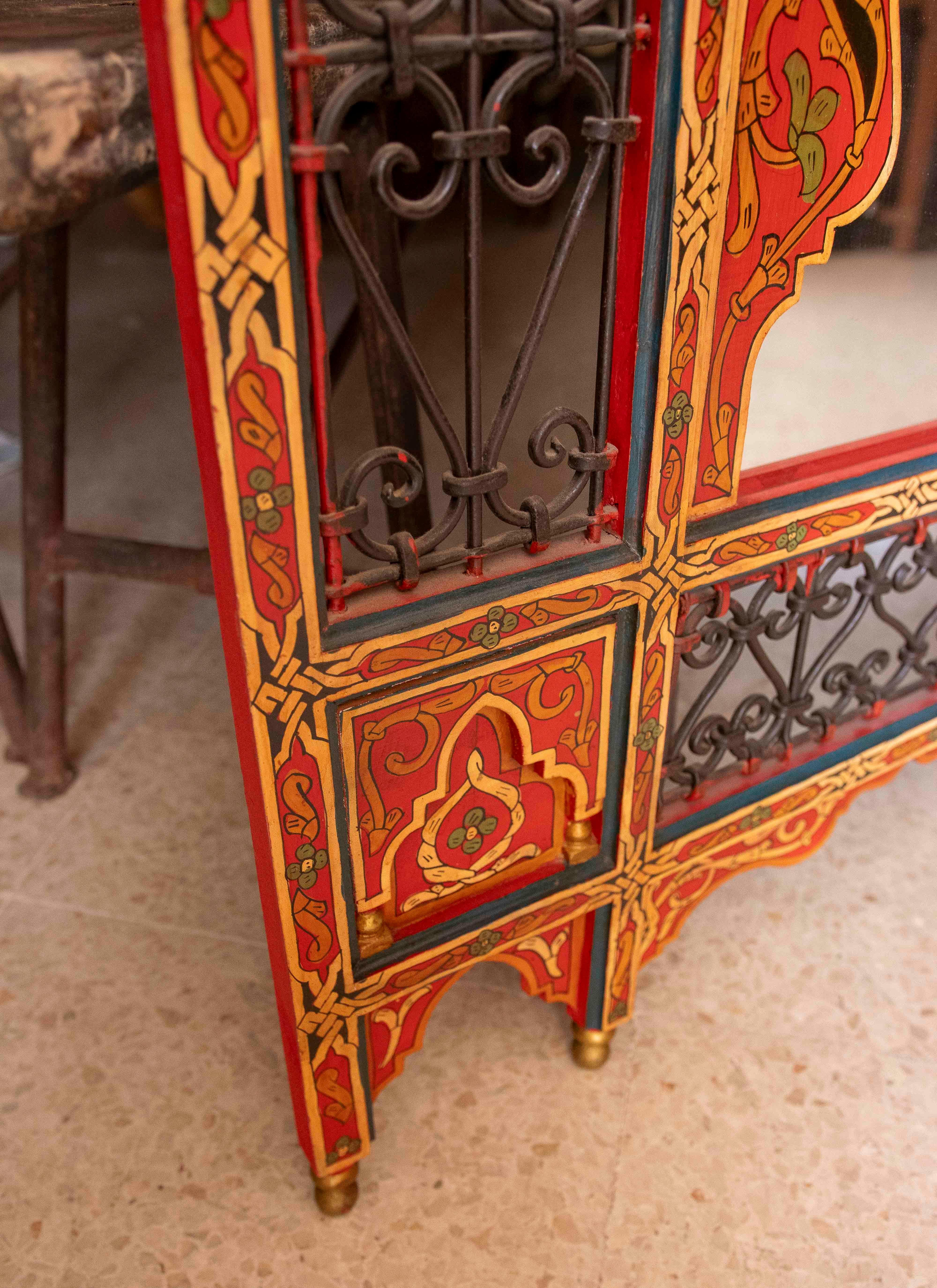 Miroir mural de style mauresque peint à la main des années 1980 avec décorations en fer en vente 1