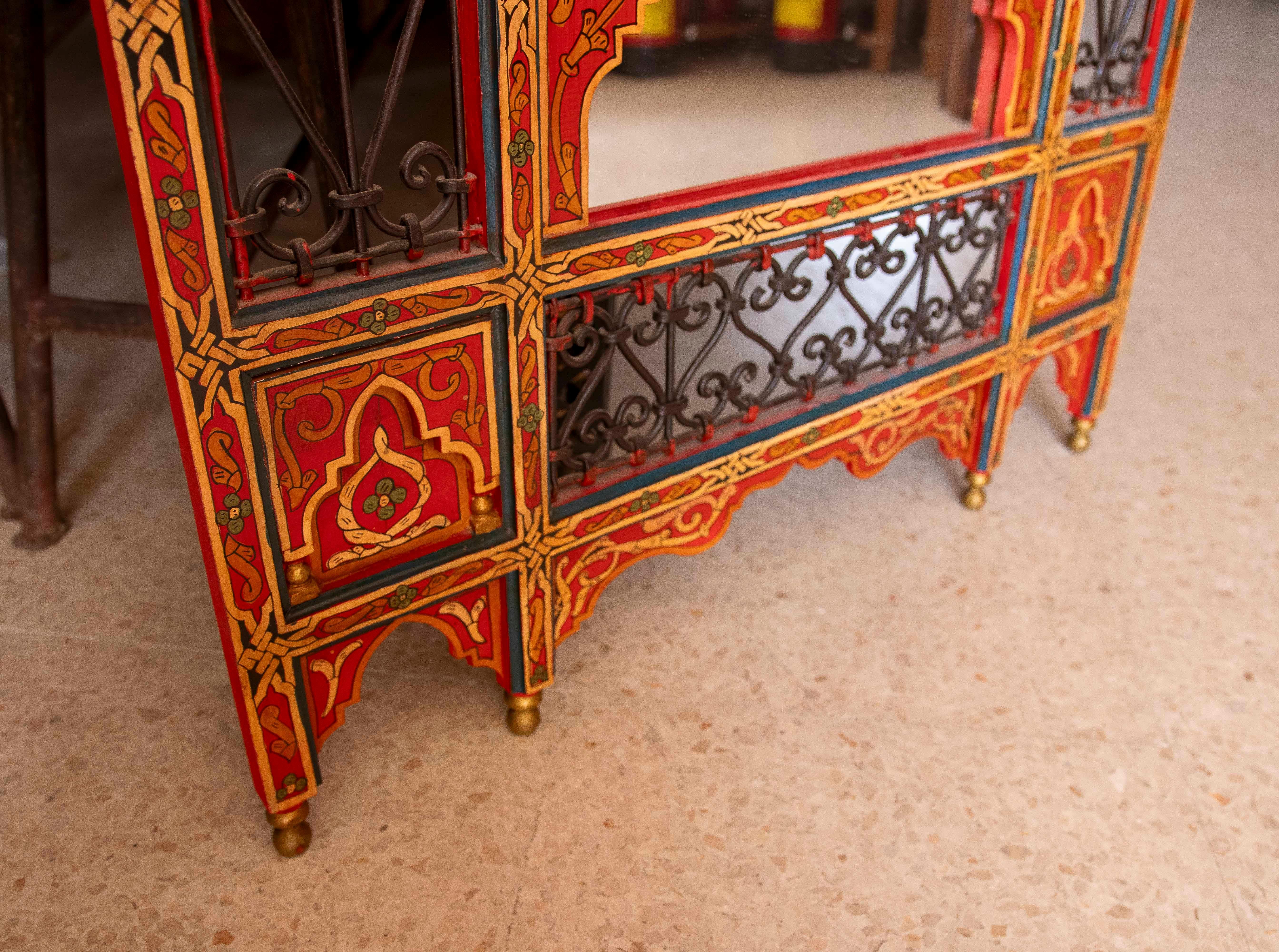 Miroir mural de style mauresque peint à la main des années 1980 avec décorations en fer en vente 2