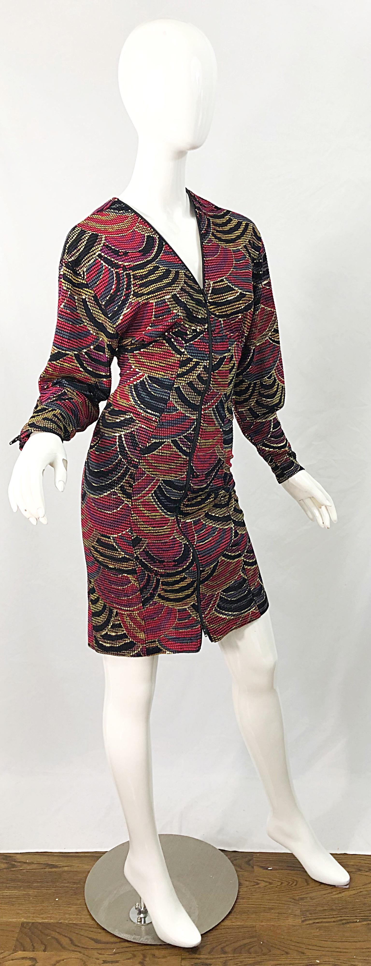 1980er Jahre Handbemaltes Avantgarde-Kleid in Rot + Gold + Grün, 1980er Jahre im Angebot 9