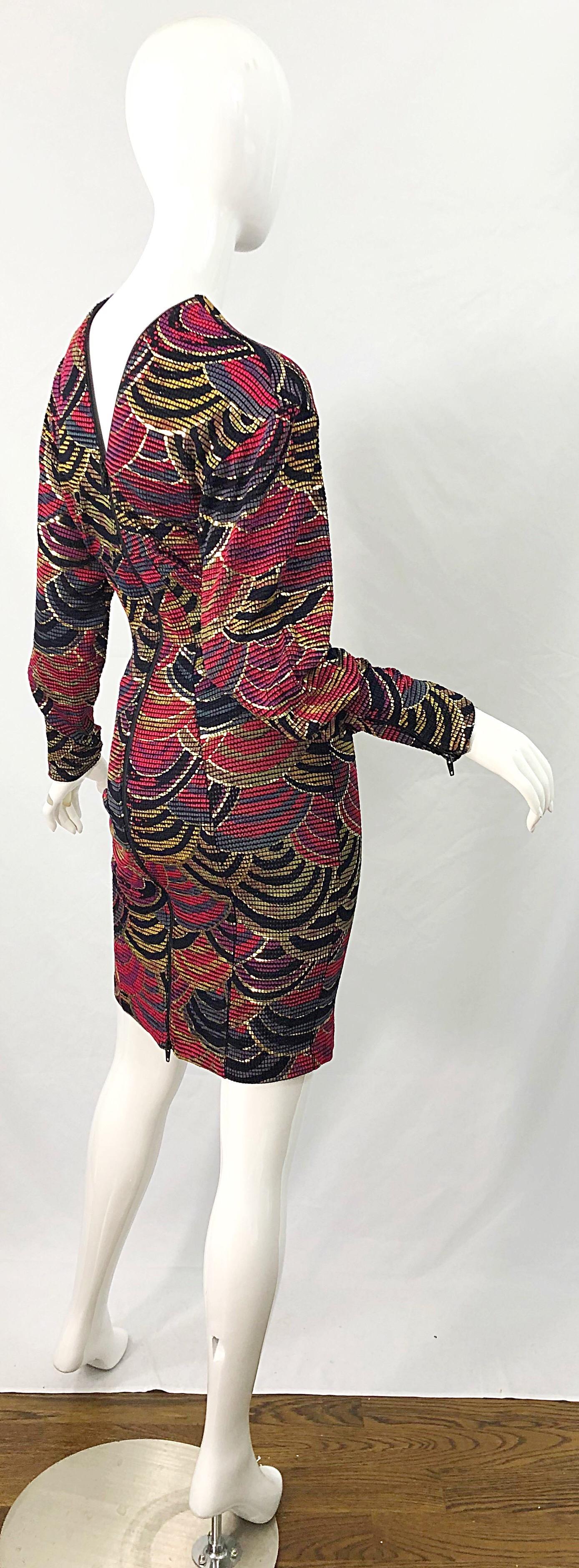 1980er Jahre Handbemaltes Avantgarde-Kleid in Rot + Gold + Grün, 1980er Jahre im Angebot 12