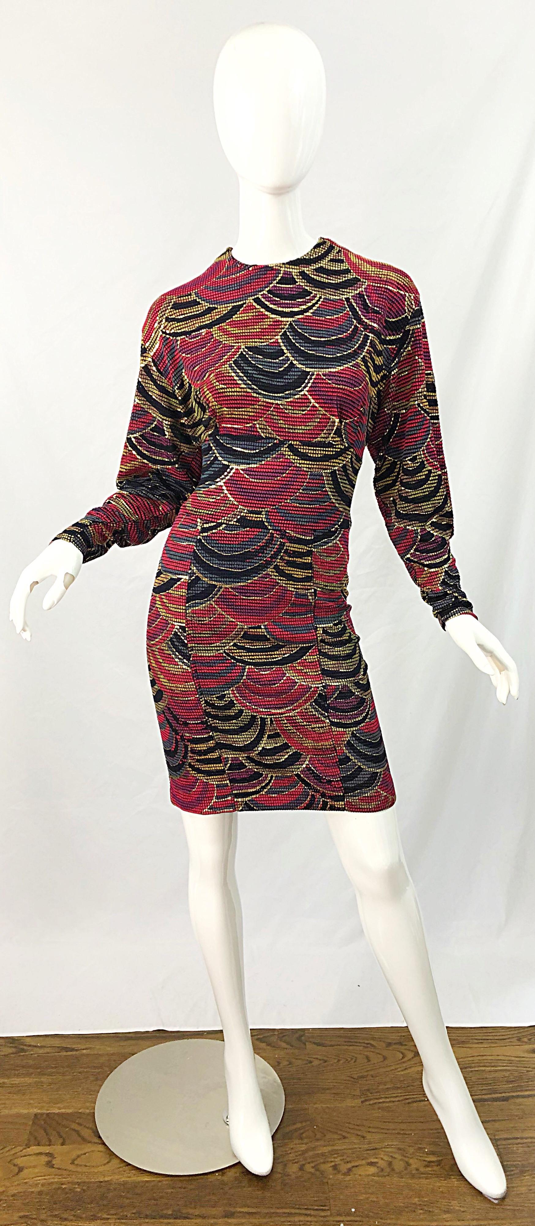 Avant Garde 1980er Jahre handbemalt Gold, Rot und Jäger Wald grün lange Ärmel reversible Kleid ! Dieses Kleid wurde so konzipiert, dass man es entweder mit dem Reißverschluss vorne oder hinten tragen kann. Auf beiden Seiten befinden sich