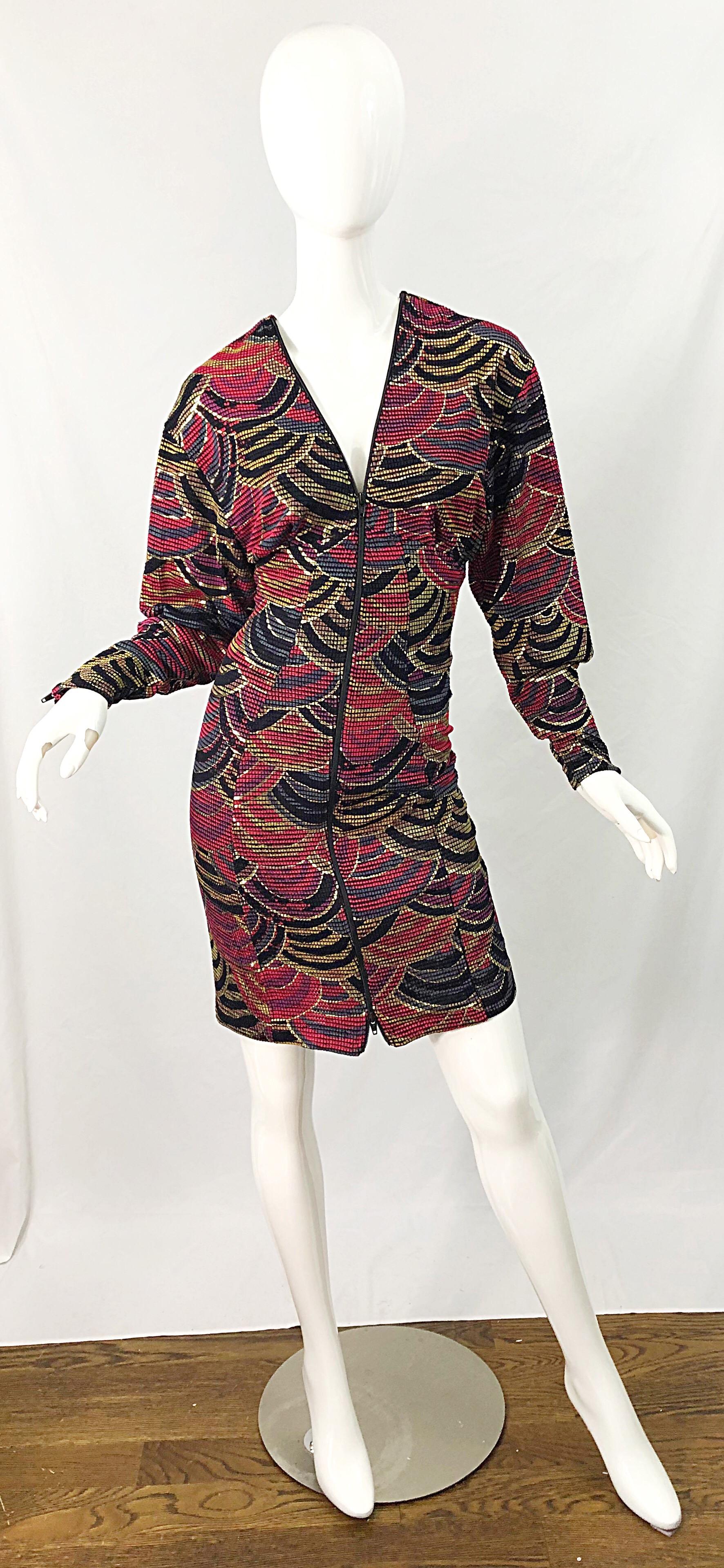 1980er Jahre Handbemaltes Avantgarde-Kleid in Rot + Gold + Grün, 1980er Jahre (Schwarz) im Angebot