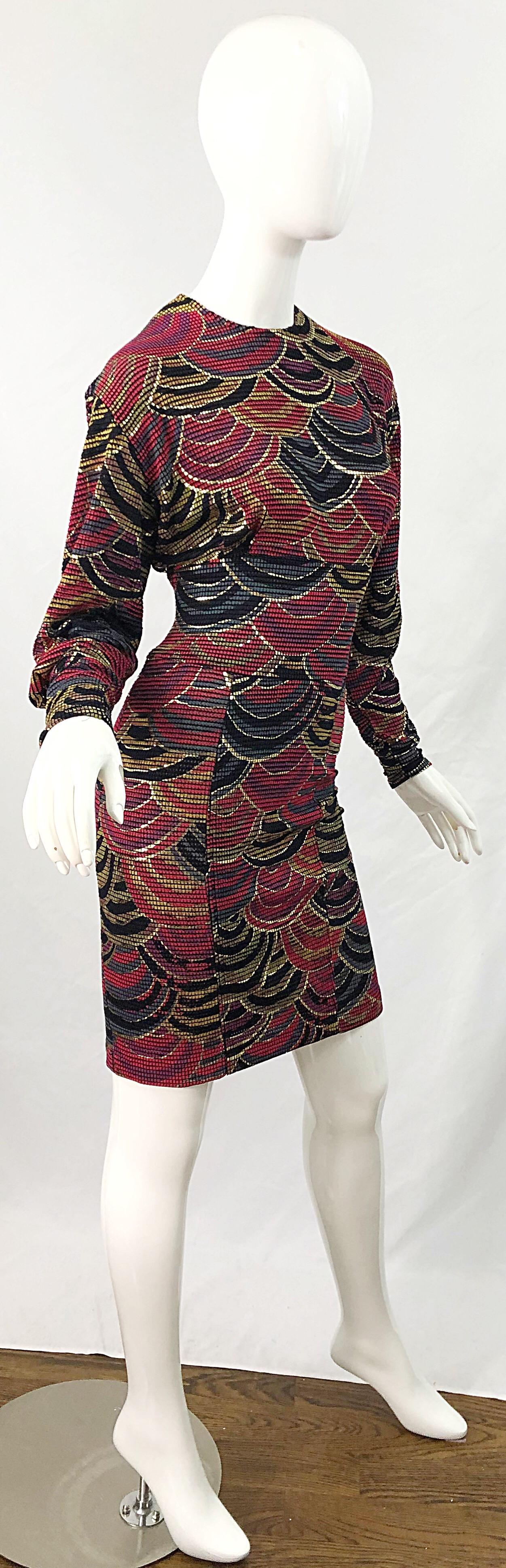 1980er Jahre Handbemaltes Avantgarde-Kleid in Rot + Gold + Grün, 1980er Jahre im Angebot 1