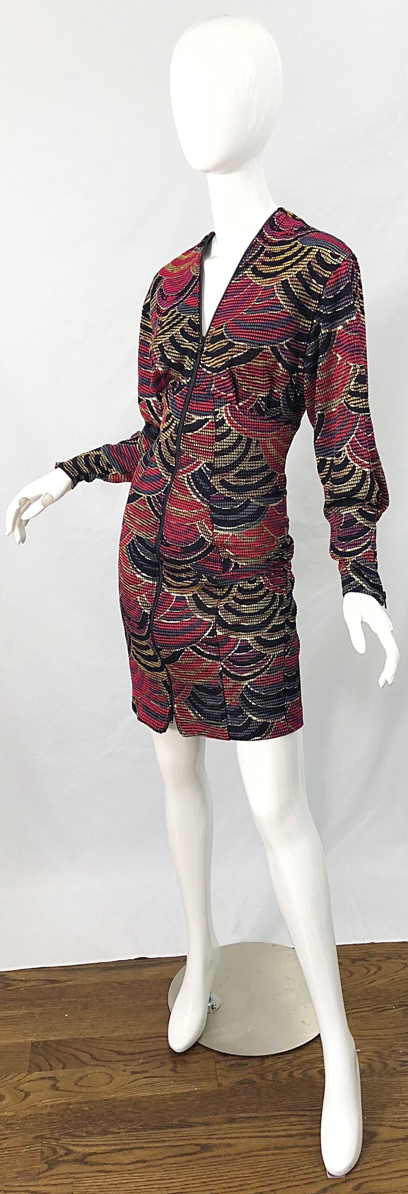 1980er Jahre Handbemaltes Avantgarde-Kleid in Rot + Gold + Grün, 1980er Jahre im Angebot 2