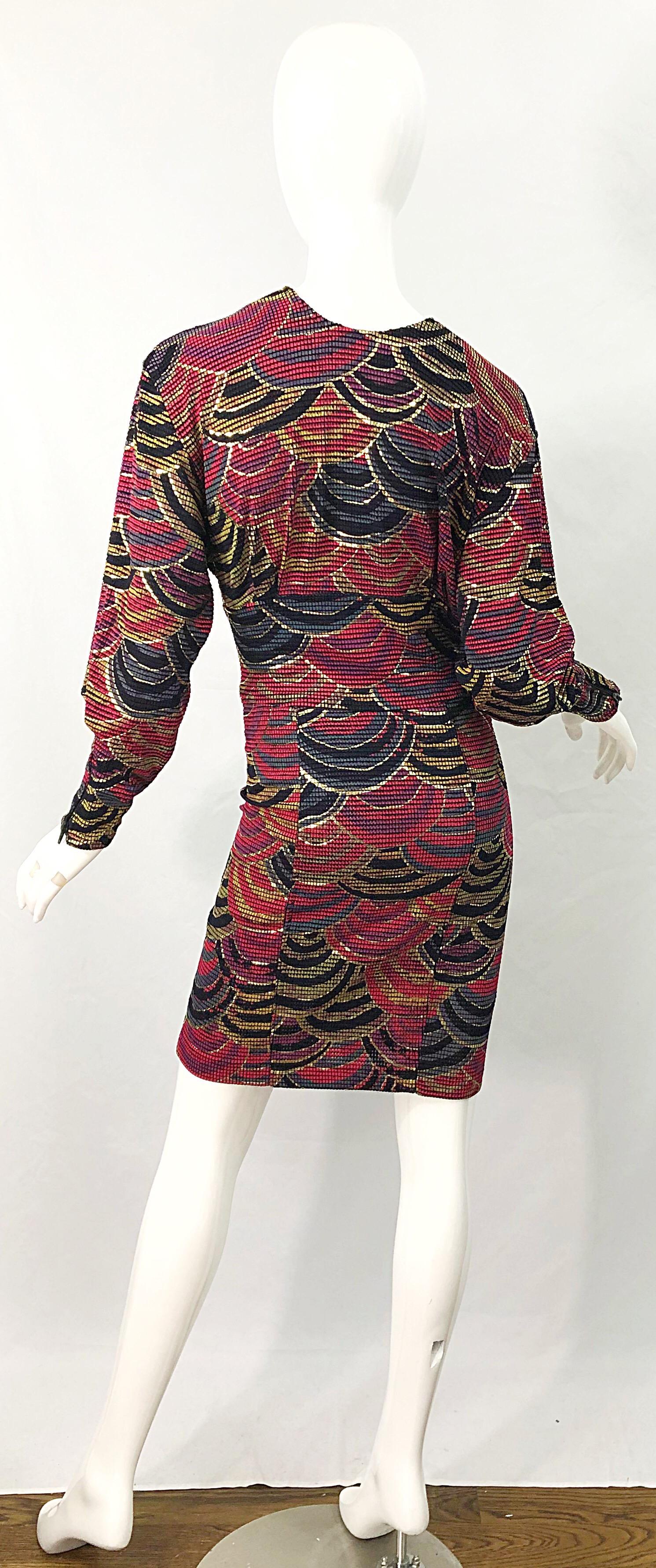 1980er Jahre Handbemaltes Avantgarde-Kleid in Rot + Gold + Grün, 1980er Jahre im Angebot 3