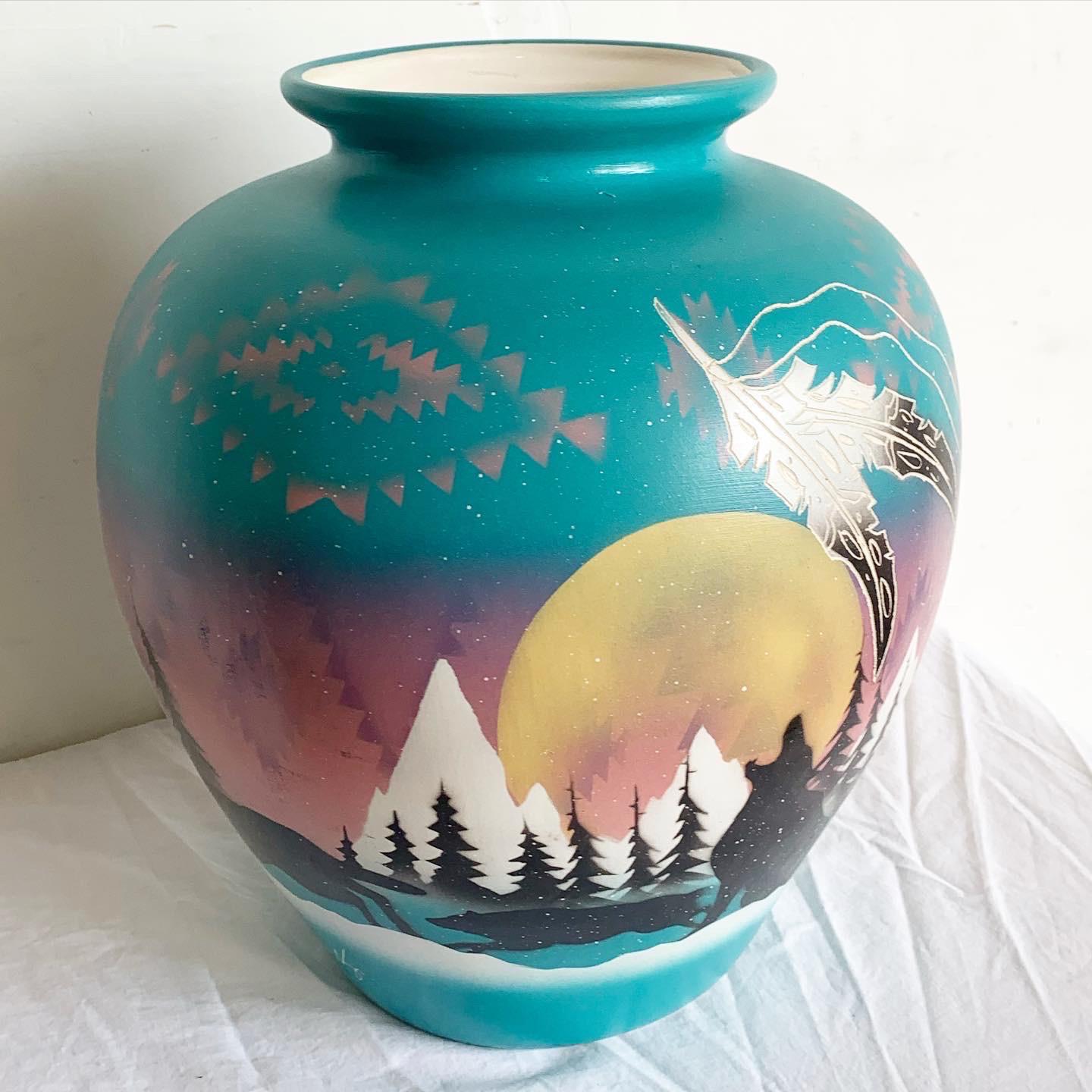 Plongez dans l'art des années 1980 avec ce vase Southwest Pottery. Peint à la main dans une teinte verte vibrante, il représente un loup solitaire dans un paysage de montagne au clair de lune. Cette représentation, fusionnant nature et folklore,