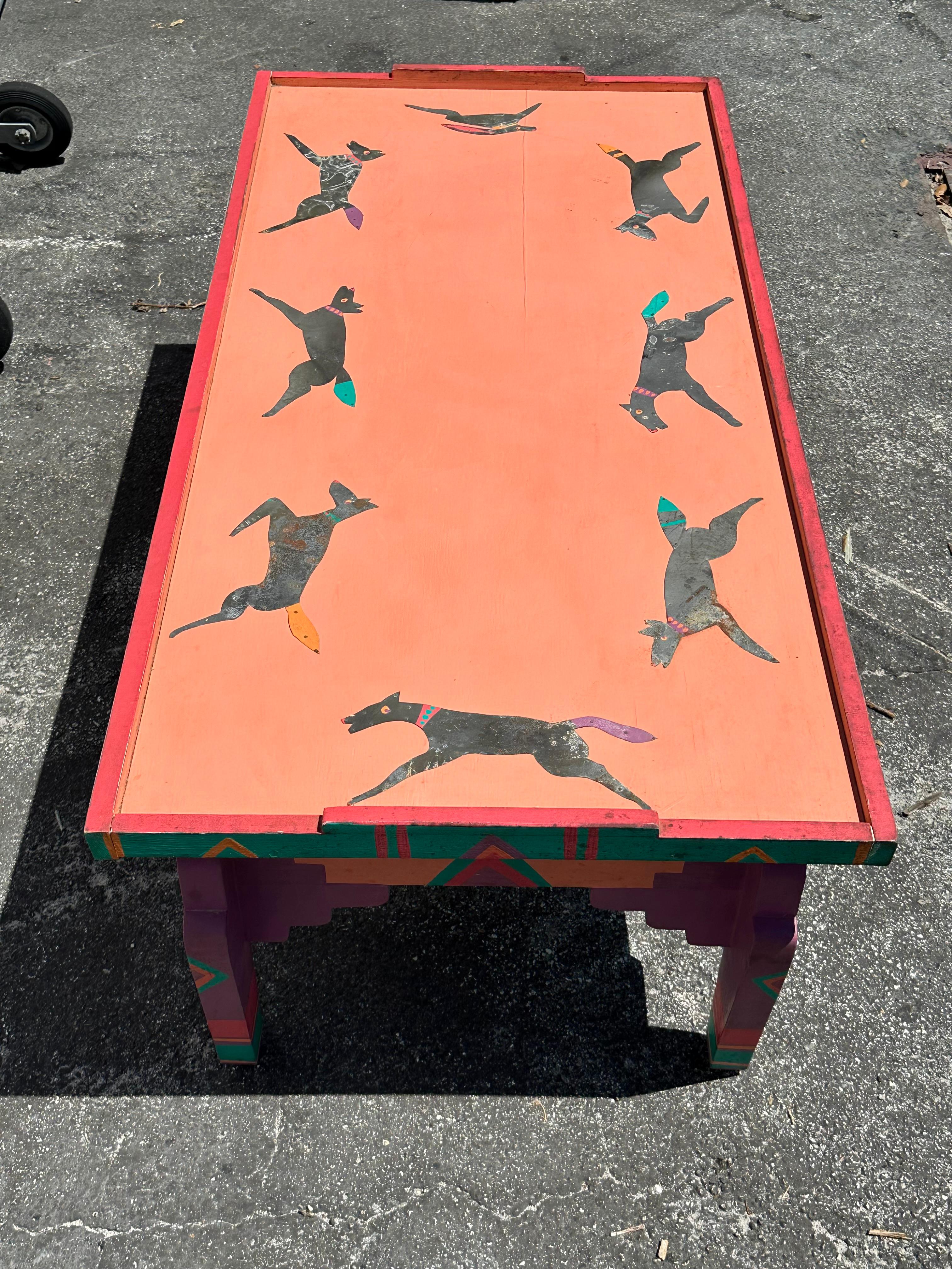 Table basse des années 1980 peinte à la main, art populaire du sud-ouest, chiens coupés en acier en vente 3