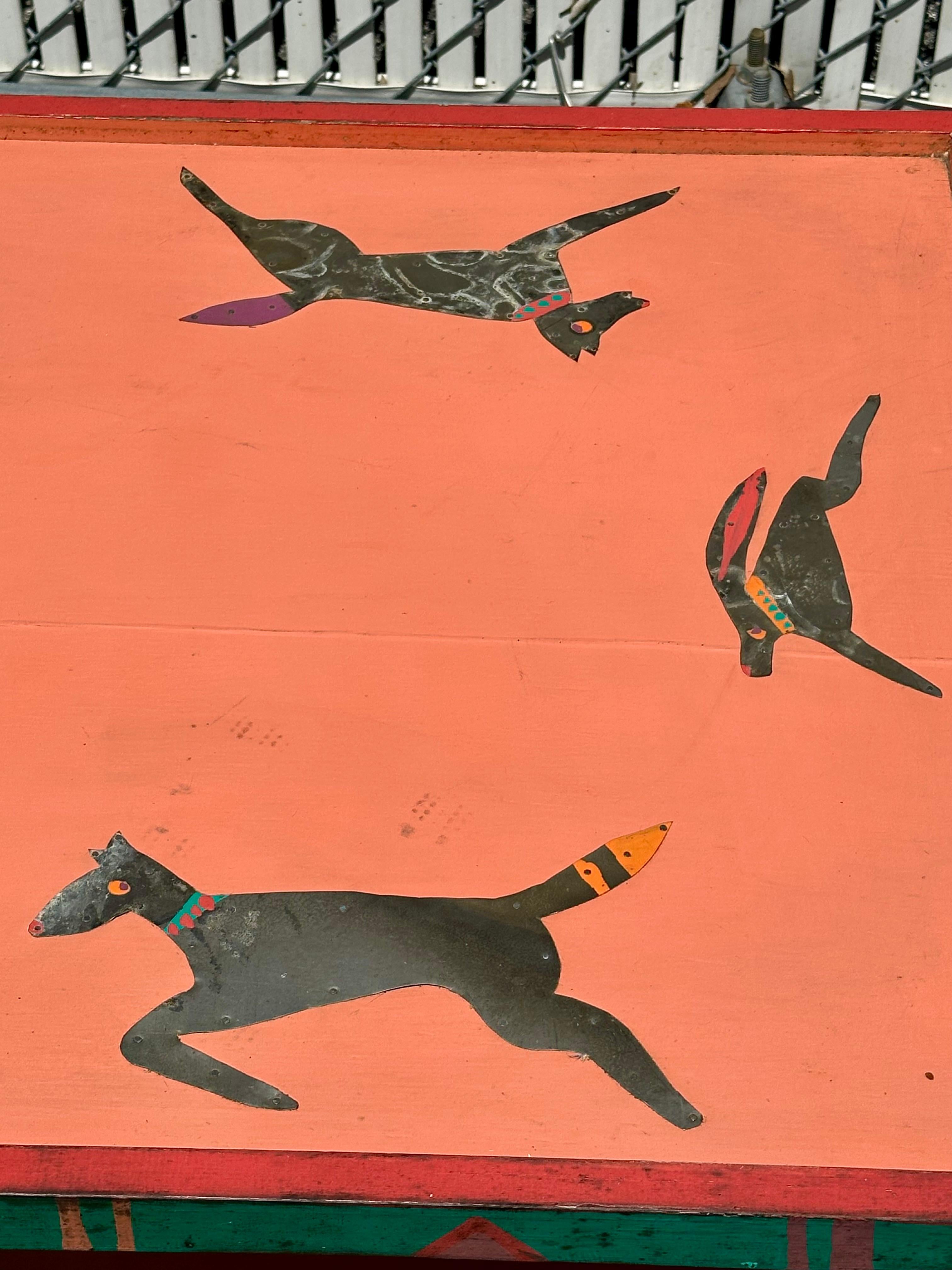 Table basse des années 1980 peinte à la main, art populaire du sud-ouest, chiens coupés en acier en vente 7