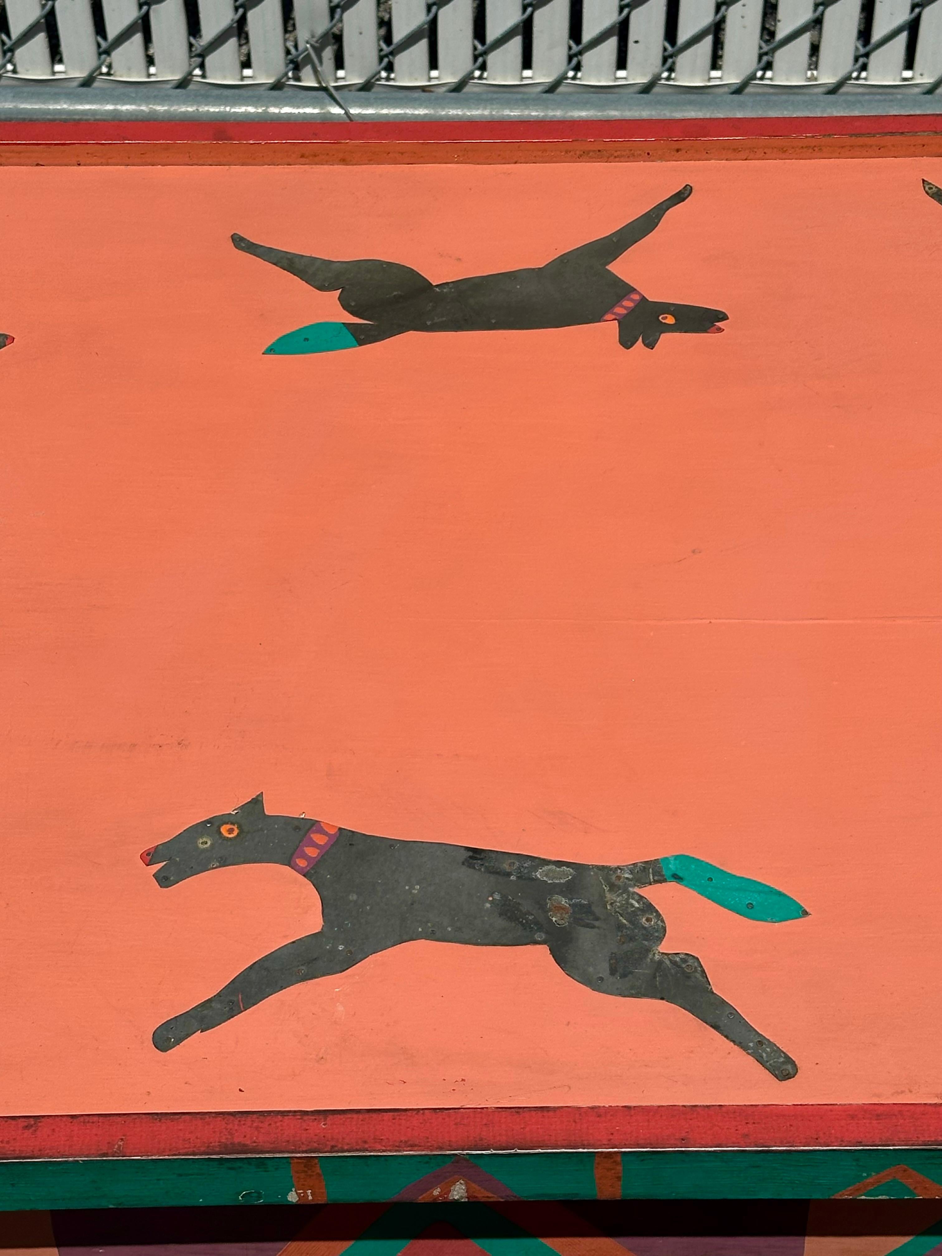 Table basse des années 1980 peinte à la main, art populaire du sud-ouest, chiens coupés en acier en vente 8