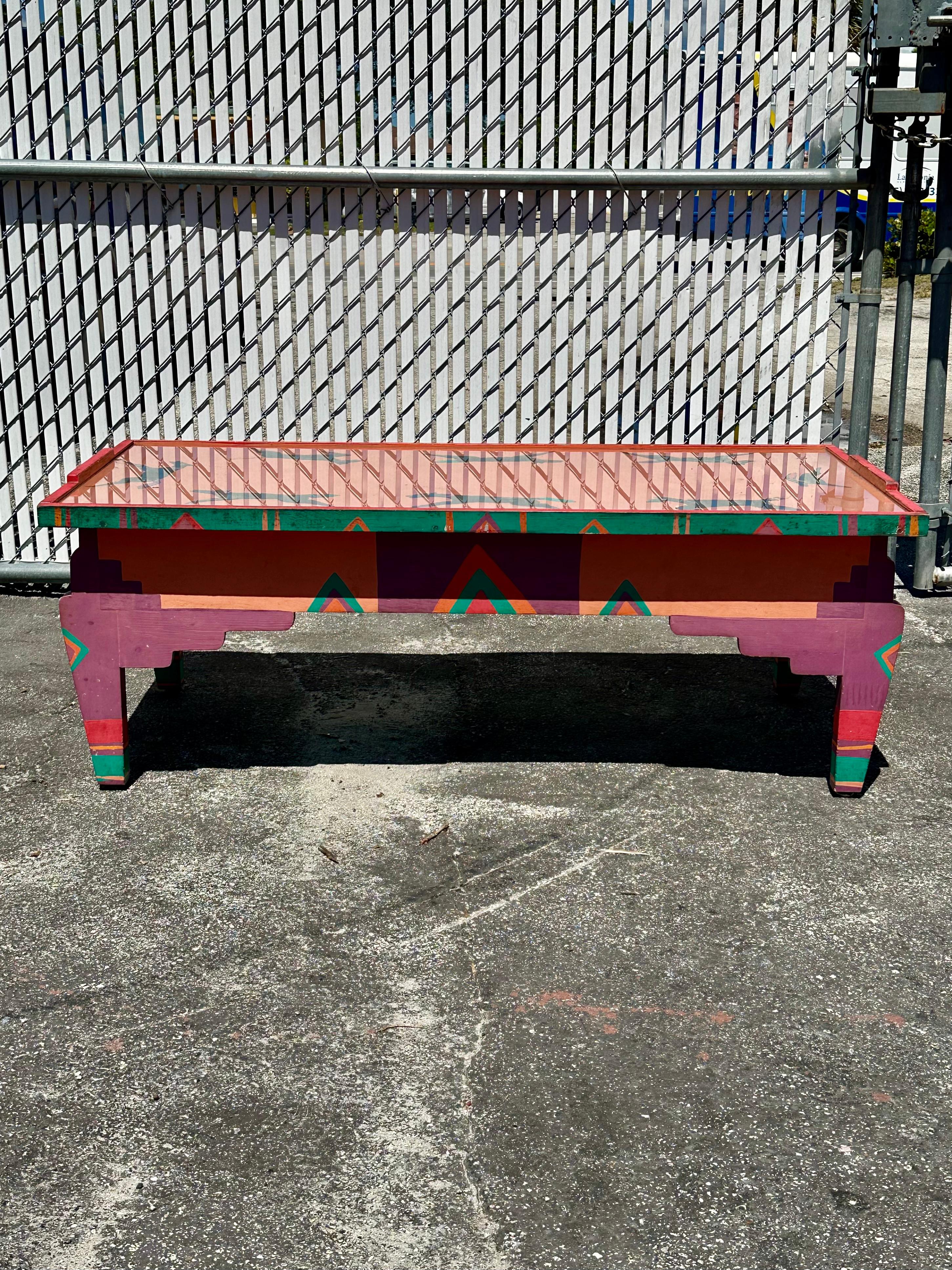 Nous vous proposons ici l'une des tables basses les plus étonnantes et les plus rares, peinte à la main, que vous puissiez espérer trouver. Le design est remarquable partout. Cette magnifique table est une pièce d'apparat qui regorge de personnalité