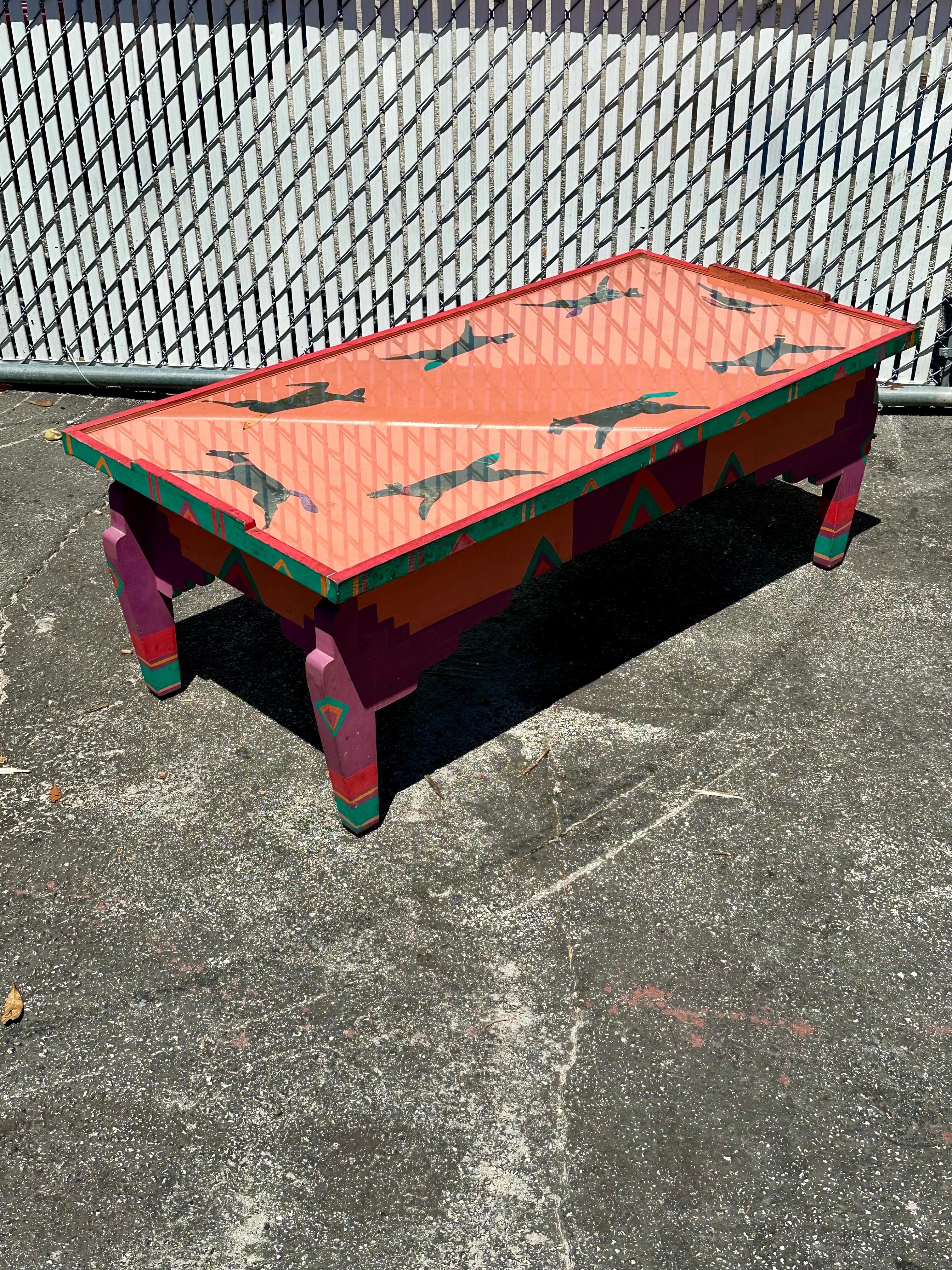 Postmoderne Table basse des années 1980 peinte à la main, art populaire du sud-ouest, chiens coupés en acier en vente