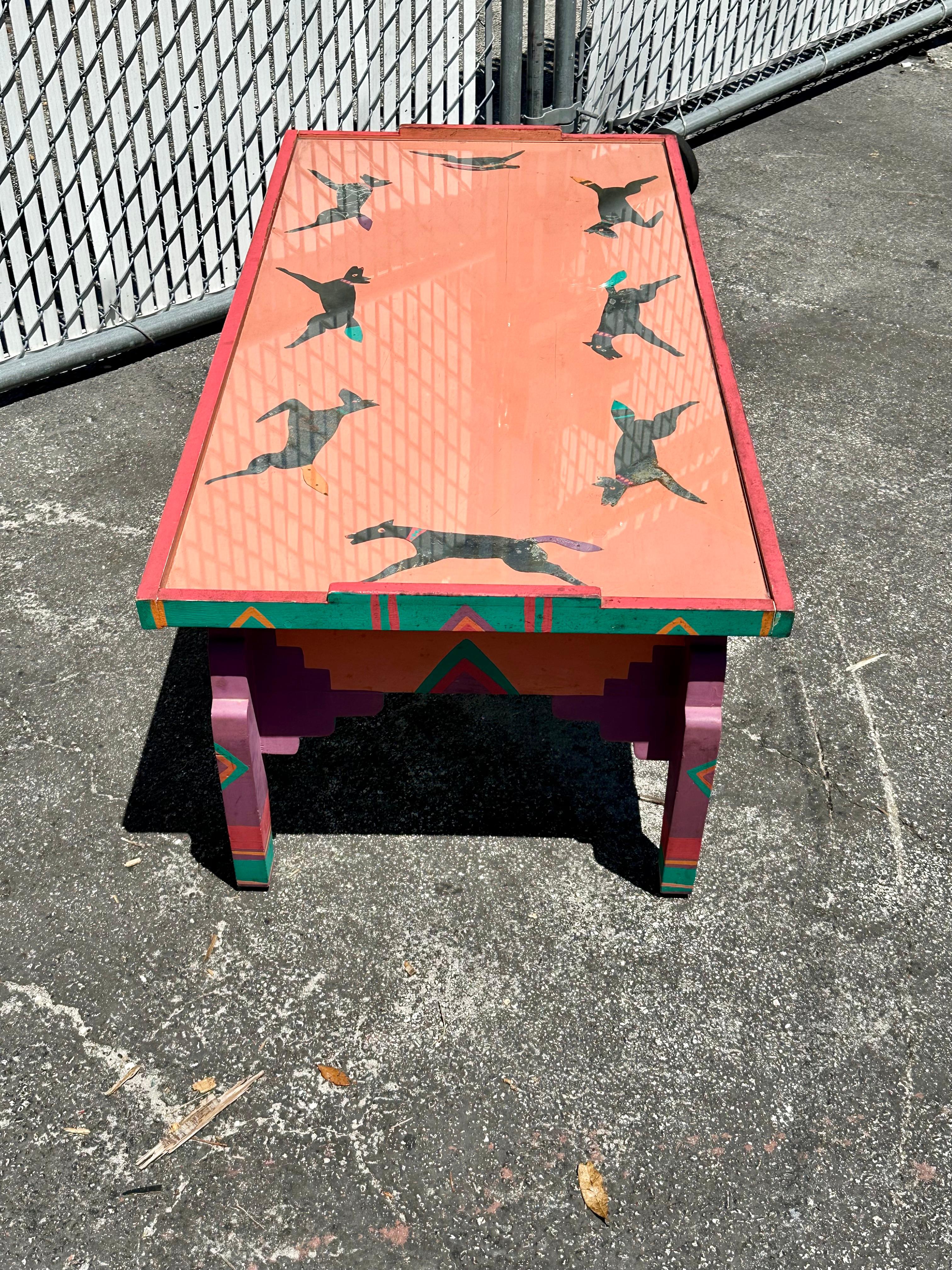Table basse des années 1980 peinte à la main, art populaire du sud-ouest, chiens coupés en acier Bon état - En vente à Fort Lauderdale, FL