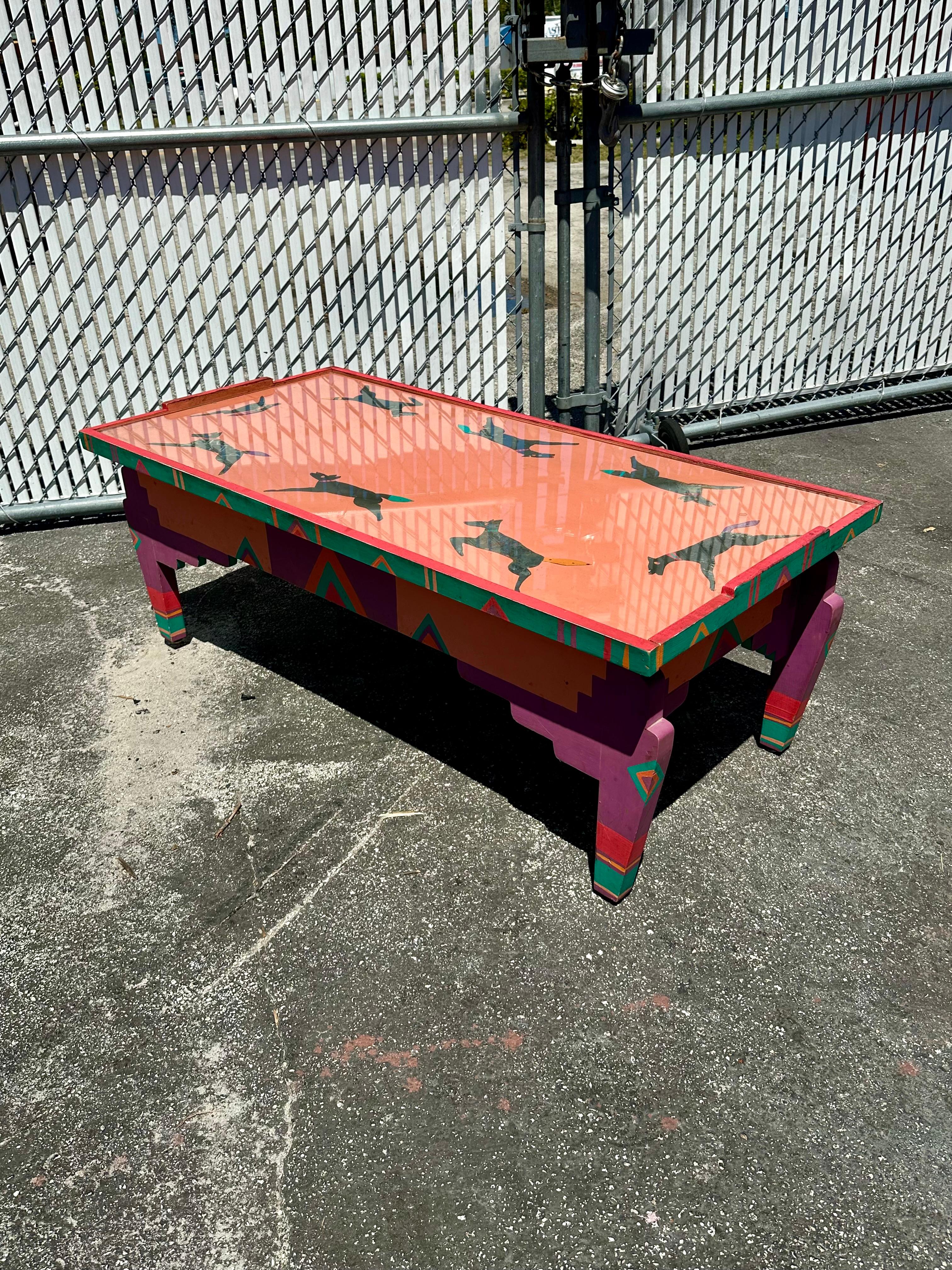 Table basse des années 1980 peinte à la main, art populaire du sud-ouest, chiens coupés en acier en vente 2