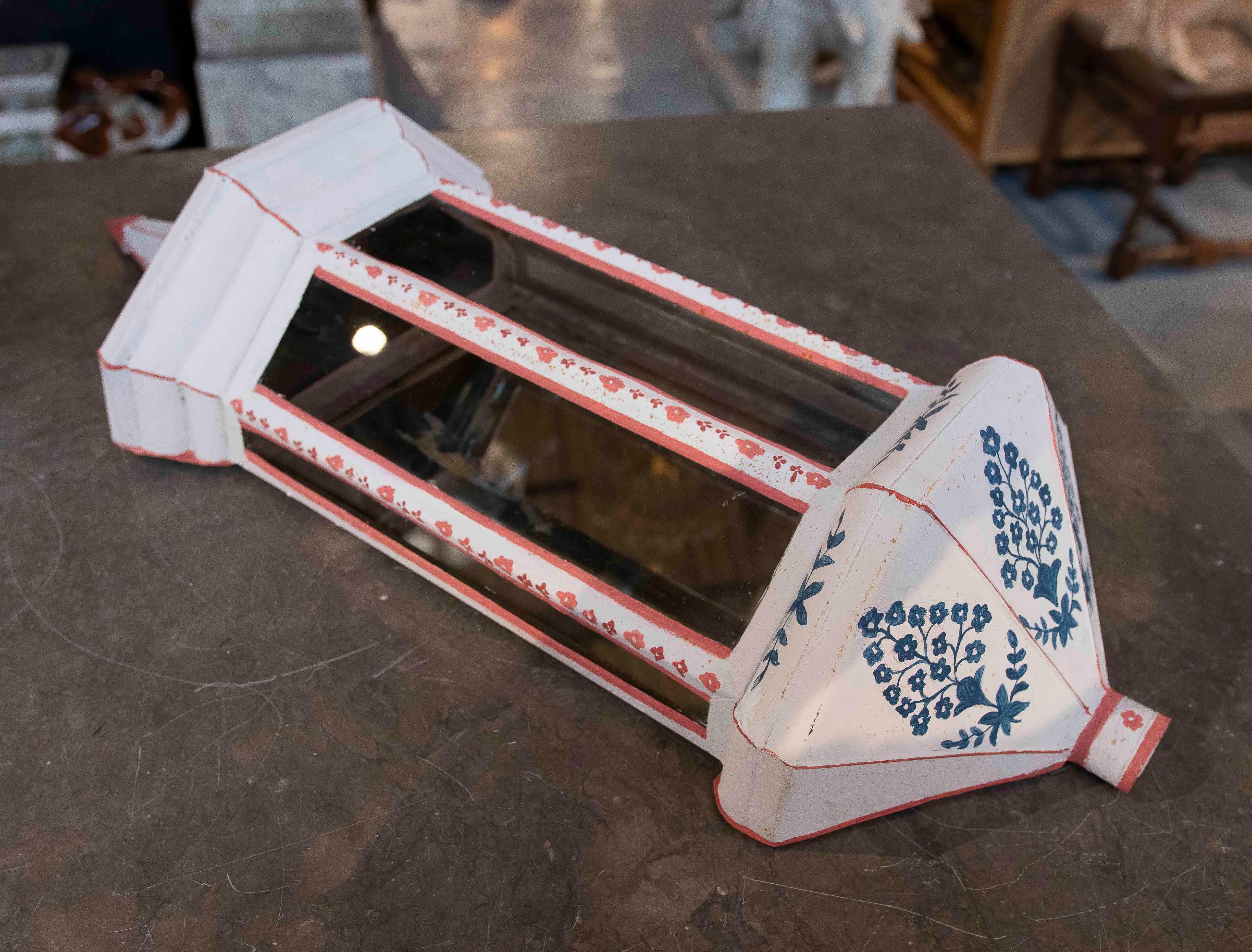 Zarte Wandleuchte mit einem einzigartigen handgemalten Design, das weiße, rote und blaue Töne mit floralen und geometrischen Motiven kombiniert. Seine Struktur aus kantigen Linien und transparentem Glas erinnert an einen handwerklichen Stil mit